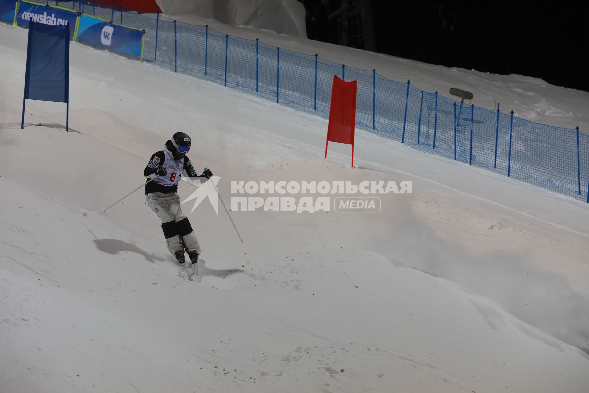 Красноярск. Спортсмен во время соревнований по фристайлу в дисциплине парный могул в рамках Всемирной зимней универсиады.