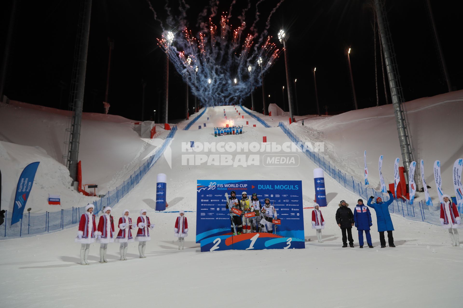 Красноярск. Спортсмены после соревнований по фристайлу в дисциплине парный могул в рамках Всемирной зимней универсиады.