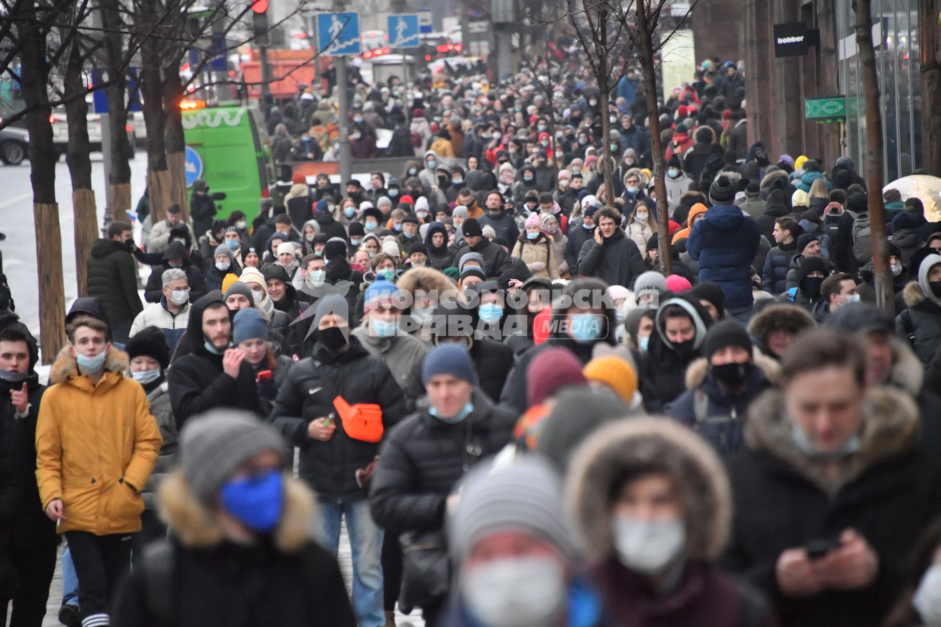 Москва. Шествие участников несанкционированной акции в поддержку оппозиционера Алексея Навального в центре города.