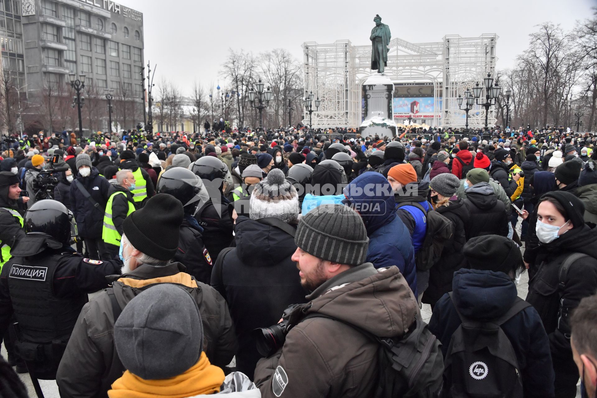 Москва. Участники несанкционированной акции в поддержку оппозиционера Алексея Навального на Пушкинской площади.