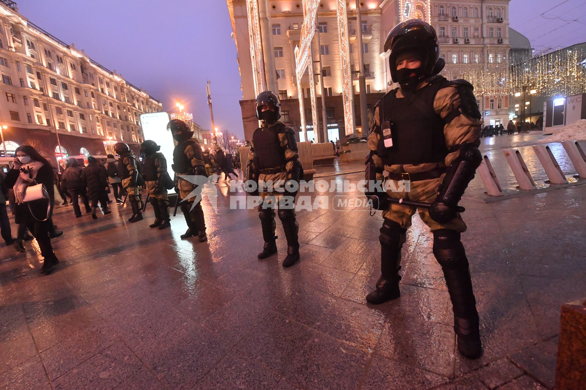 Москва. Сотрудники правоохранительных органов стоят в оцеплении во время несанкционированной акции в поддержку оппозиционера Алексея Навального в центре города.