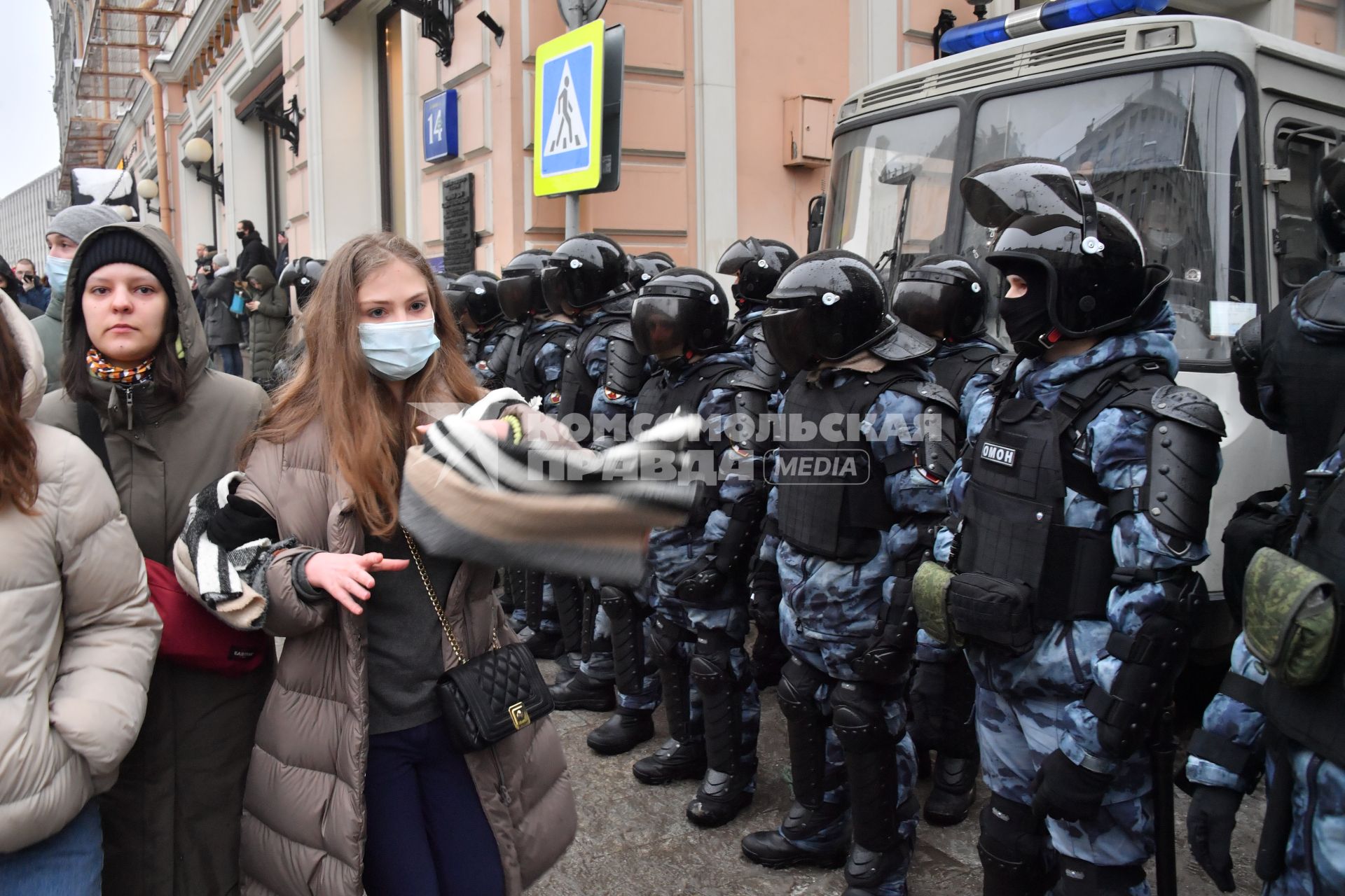 Москва. Сотрудники правоохранительных органов и участники несанкционированной акции в поддержку оппозиционера Алексея Навального в центре города.