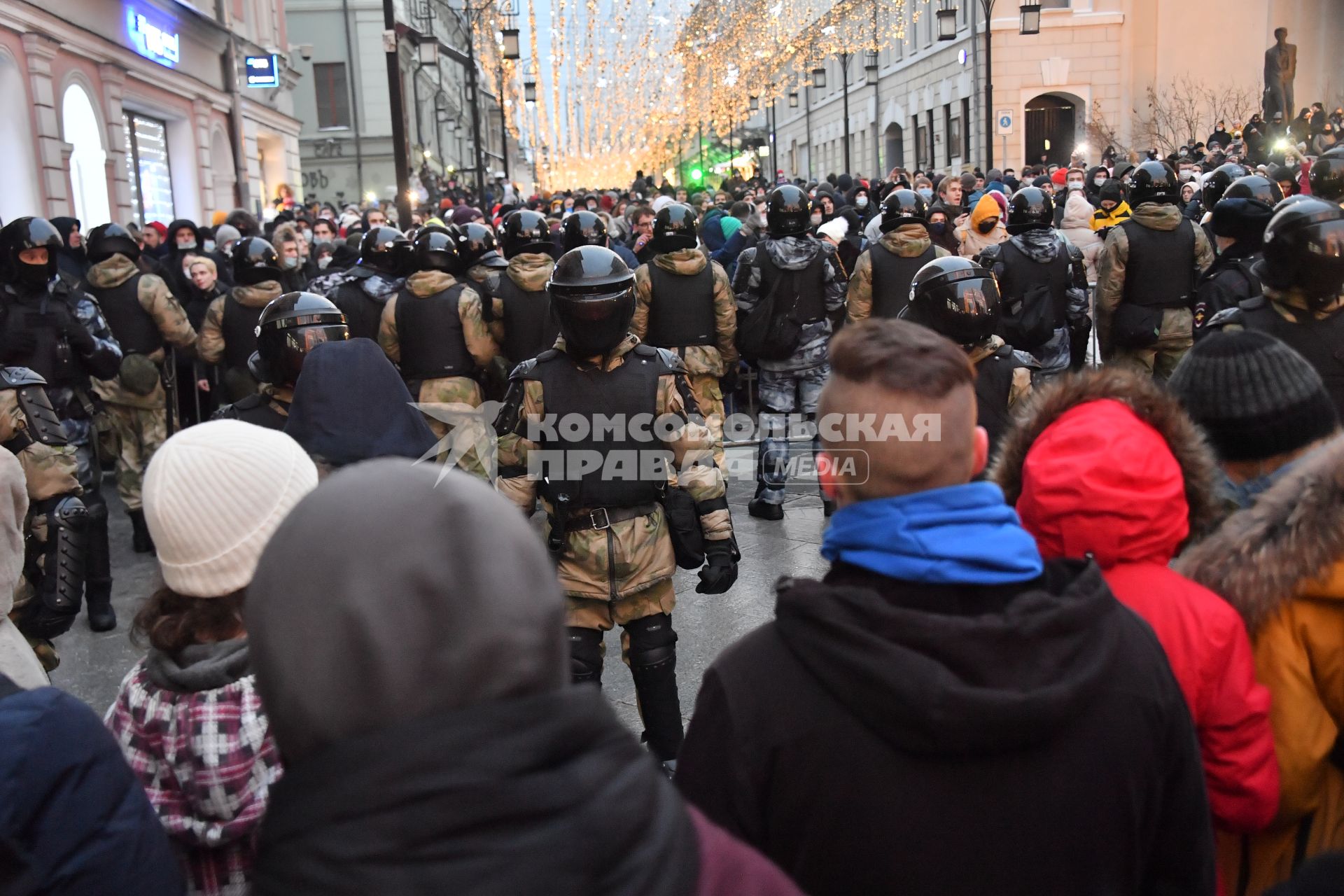 Москва. Сотрудники правоохранительных органов и участники несанкционированной акции в поддержку оппозиционера Алексея Навального в центре города.