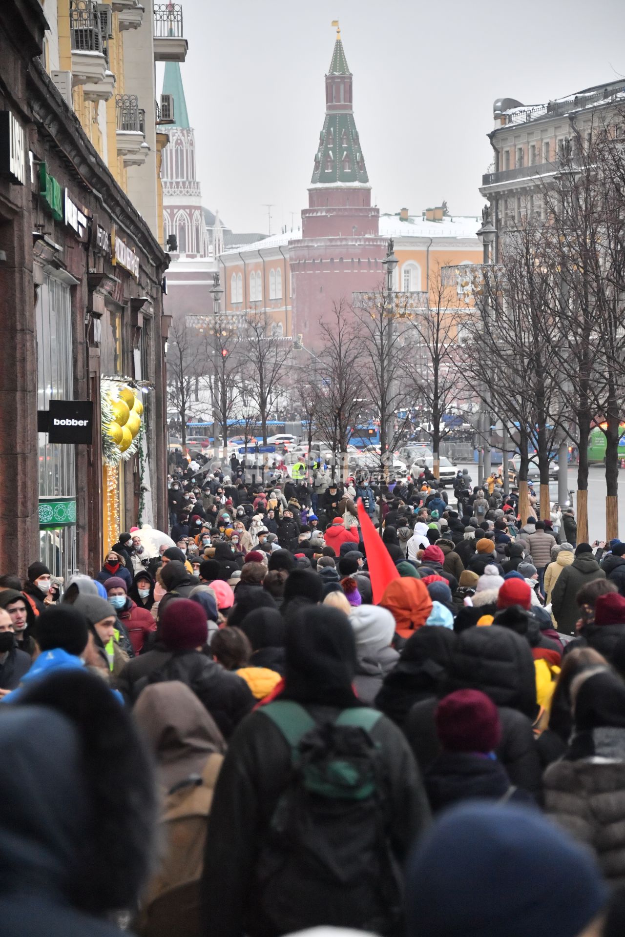 Москва. Шествие участников несанкционированной акции в поддержку оппозиционера Алексея Навального в центре города.