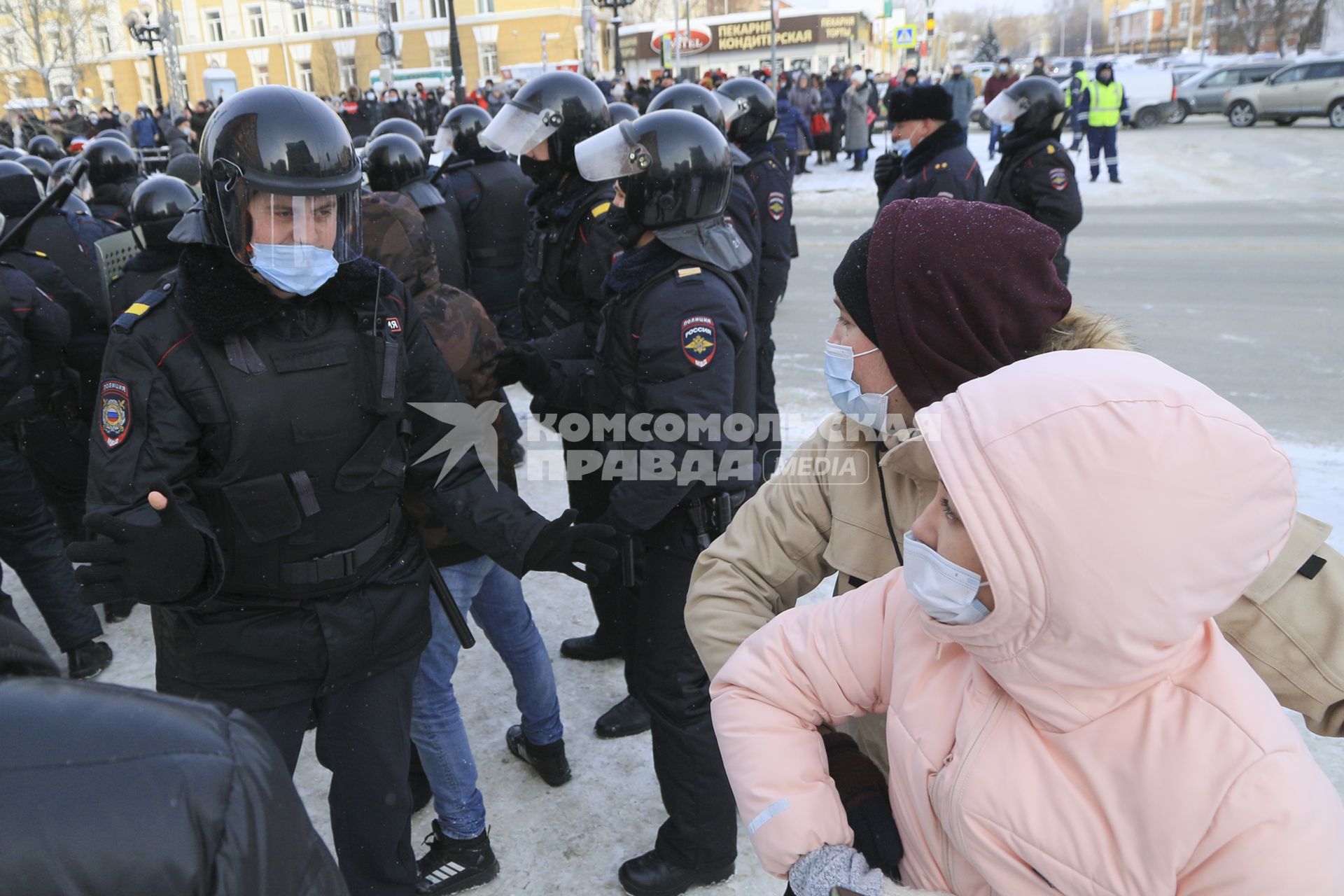 Барнаул. Сотрудники полиции задерживают участниц несанкционированной акции в поддержку оппозиционера Алексея Навального.