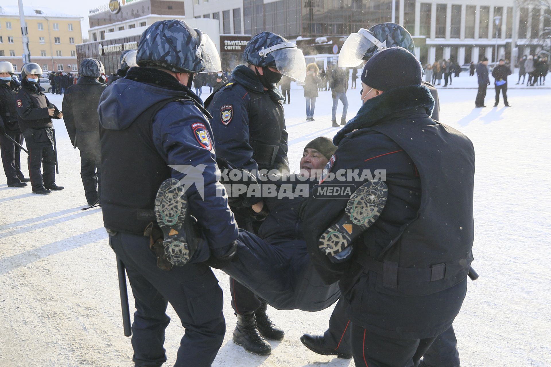 Барнаул.  Сотрудники полиции задерживают участника несанкционированной акции в поддержку оппозиционера Алексея Навального.