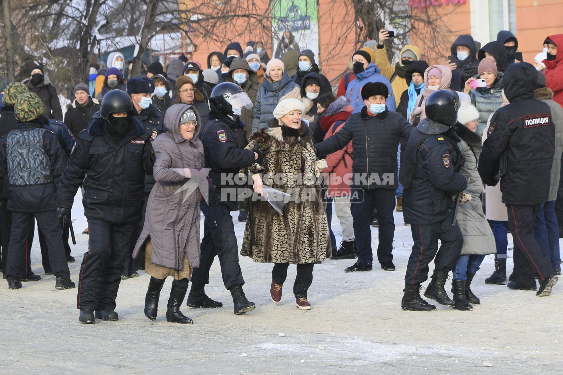 Барнаул. Сотрудники полиции задерживают участницу несанкционированной акции в поддержку оппозиционера Алексея Навального.