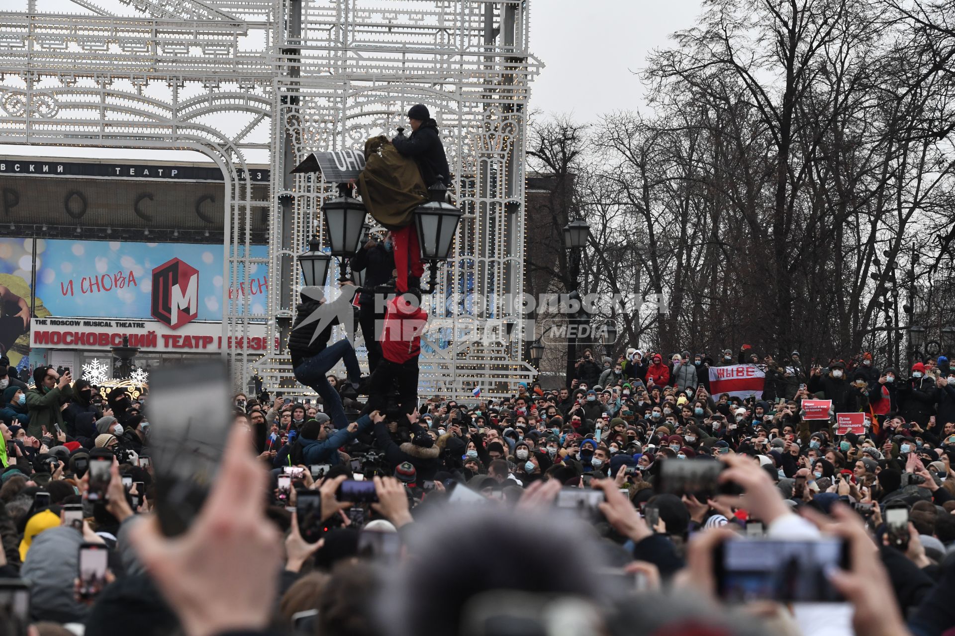 Москва. Участники залезли на фонарь на Пушкинской площади во время несанкционированной акции в поддержку оппозиционера Алексея Навального.