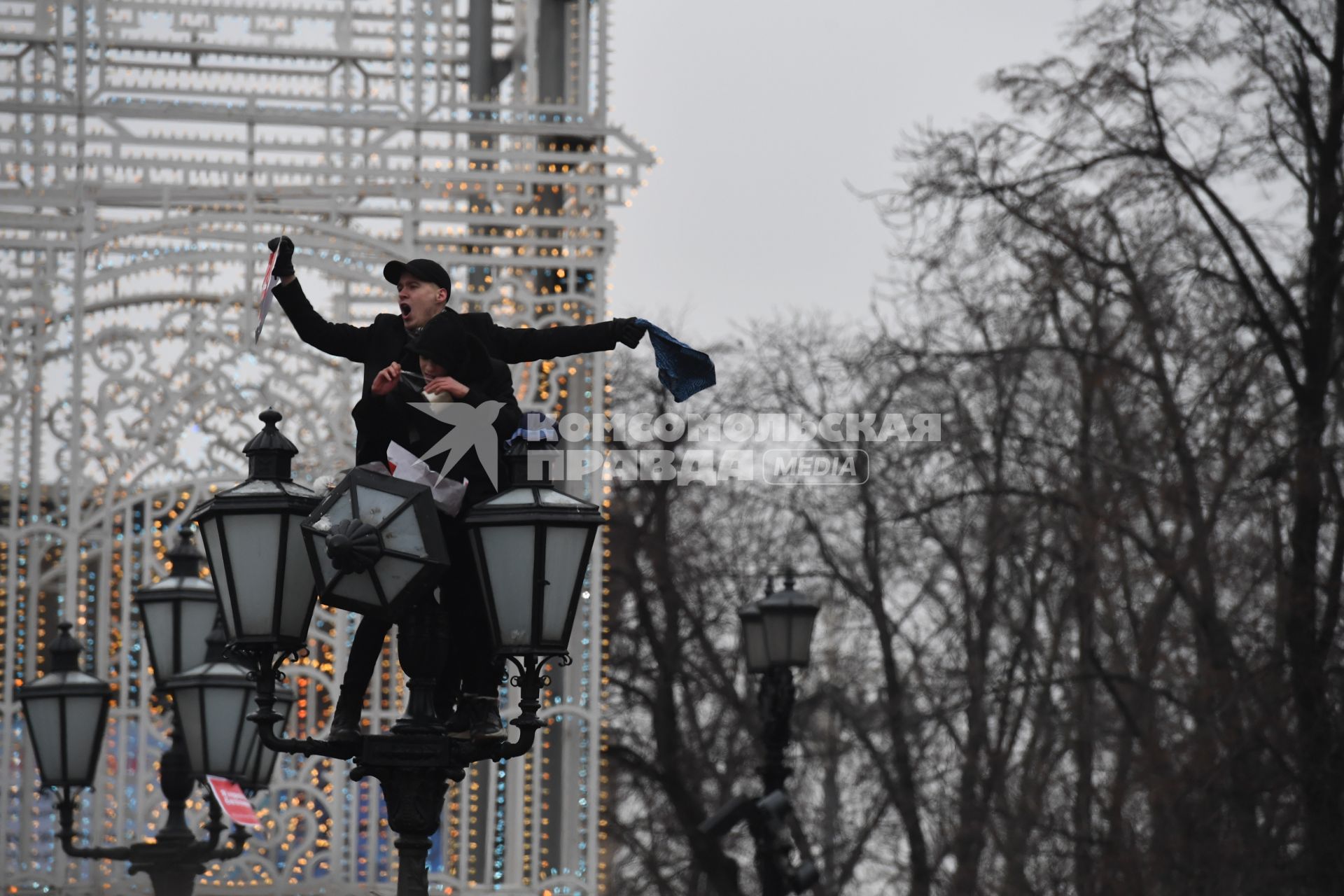 Москва. Участники залезли на фонарь на Пушкинской площади во время несанкционированной акции в поддержку оппозиционера Алексея Навального.