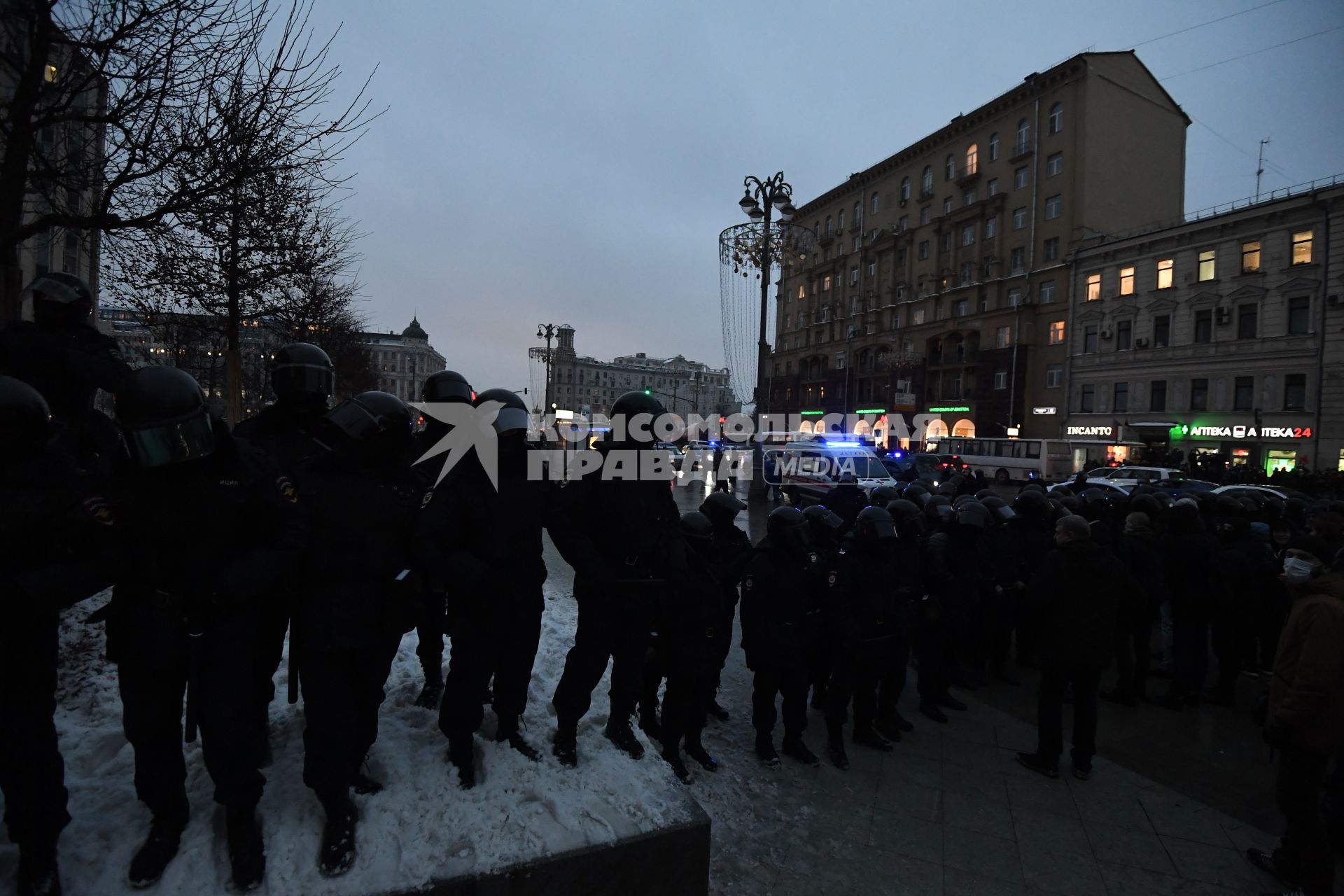 Москва. Сотрудники правоохранительных органов во время несанкционированной акции в поддержку оппозиционера Алексея Навального на Пушкинской площади.