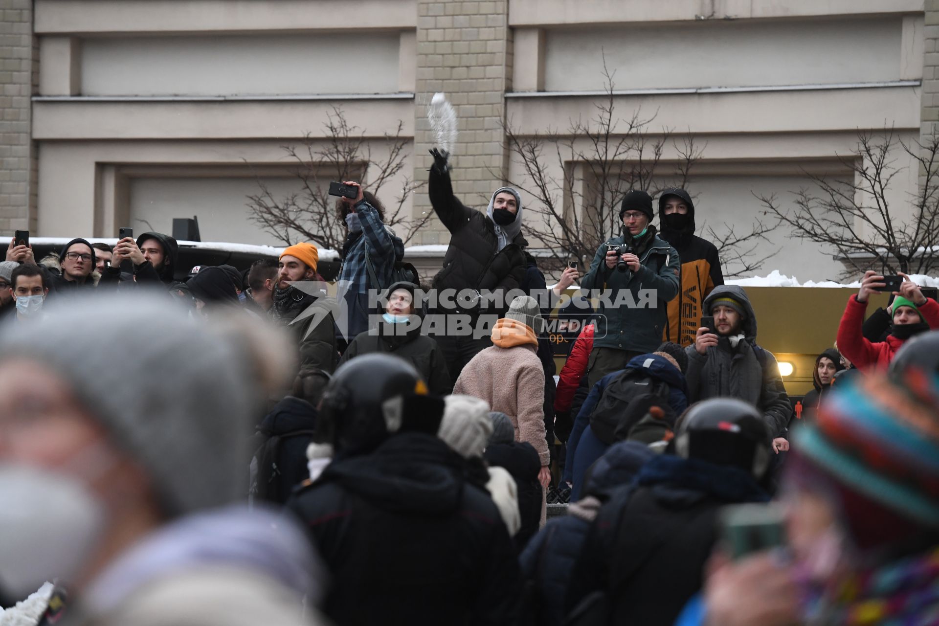 Москва. Участники закидывают снежками сотрудников правоохранительных органов во время несанкционированной акции в поддержку оппозиционера Алексея Навального на Пушкинской площади.