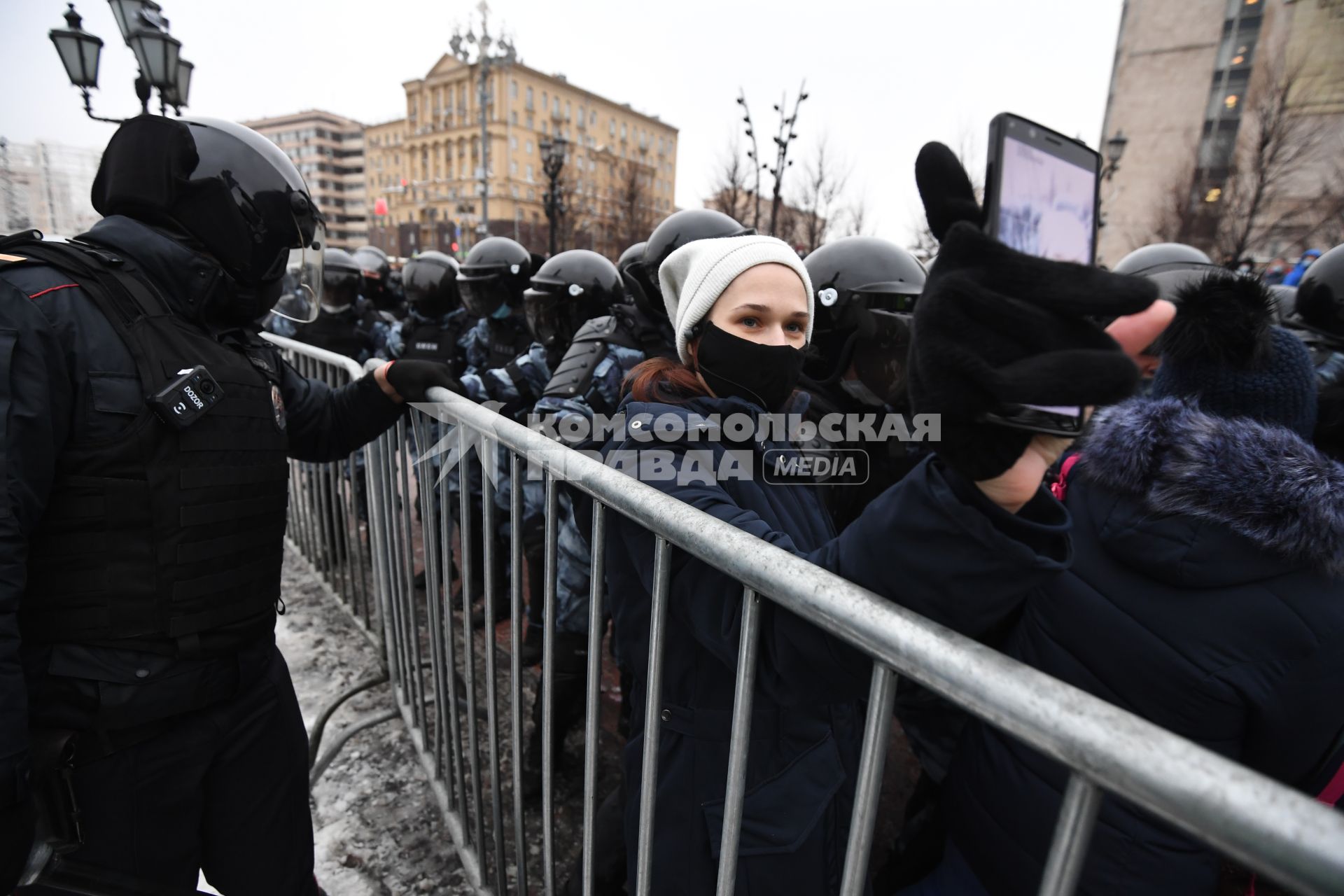 Москва. Сотрудники правоохранительных органов и участники несанкционированной акции в поддержку оппозиционера Алексея Навального на Пушкинской площади.