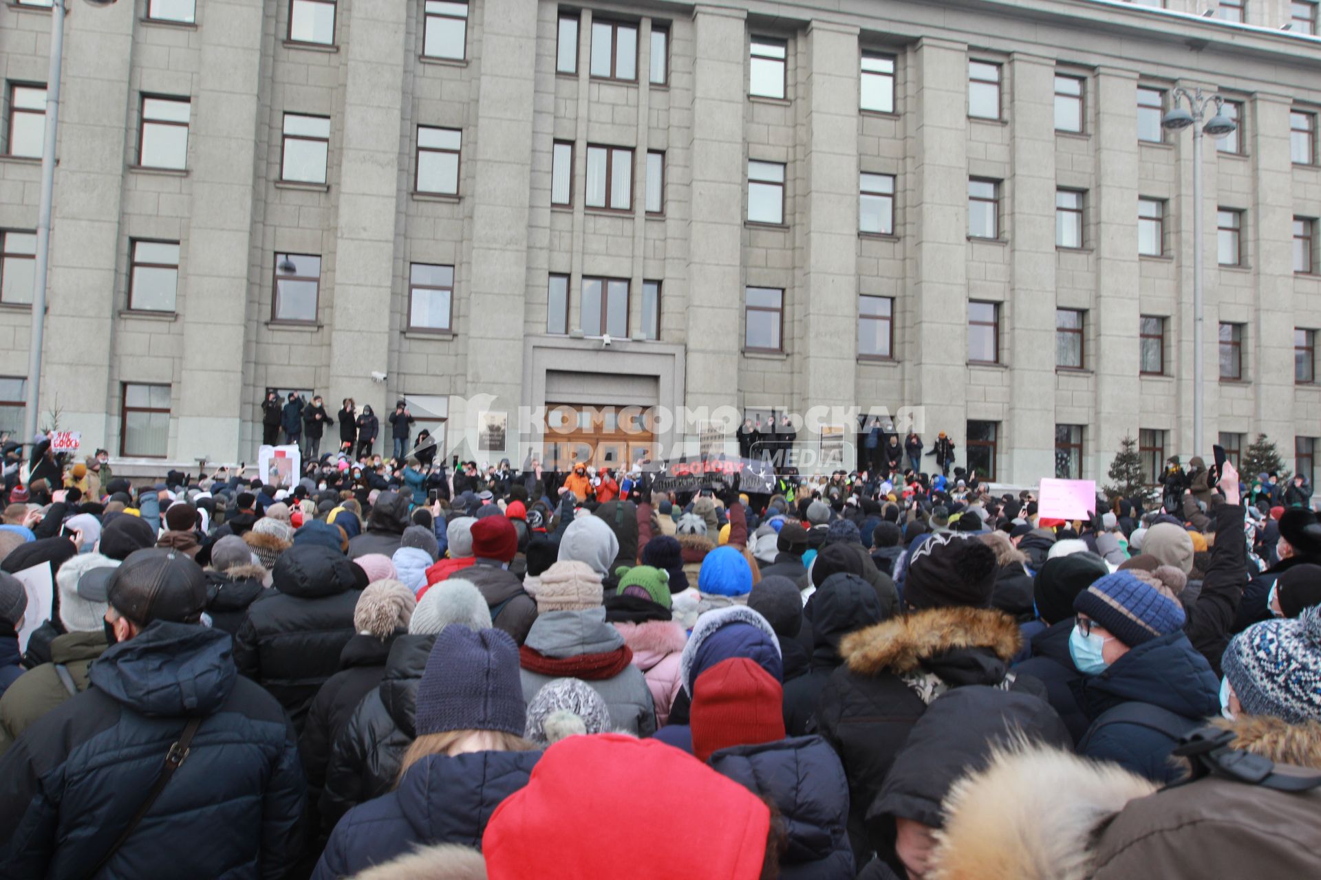 Иркутск. Участники несанкционированной акции в поддержку оппозиционера Алексея Навального у здания Иркутской областной администрации.