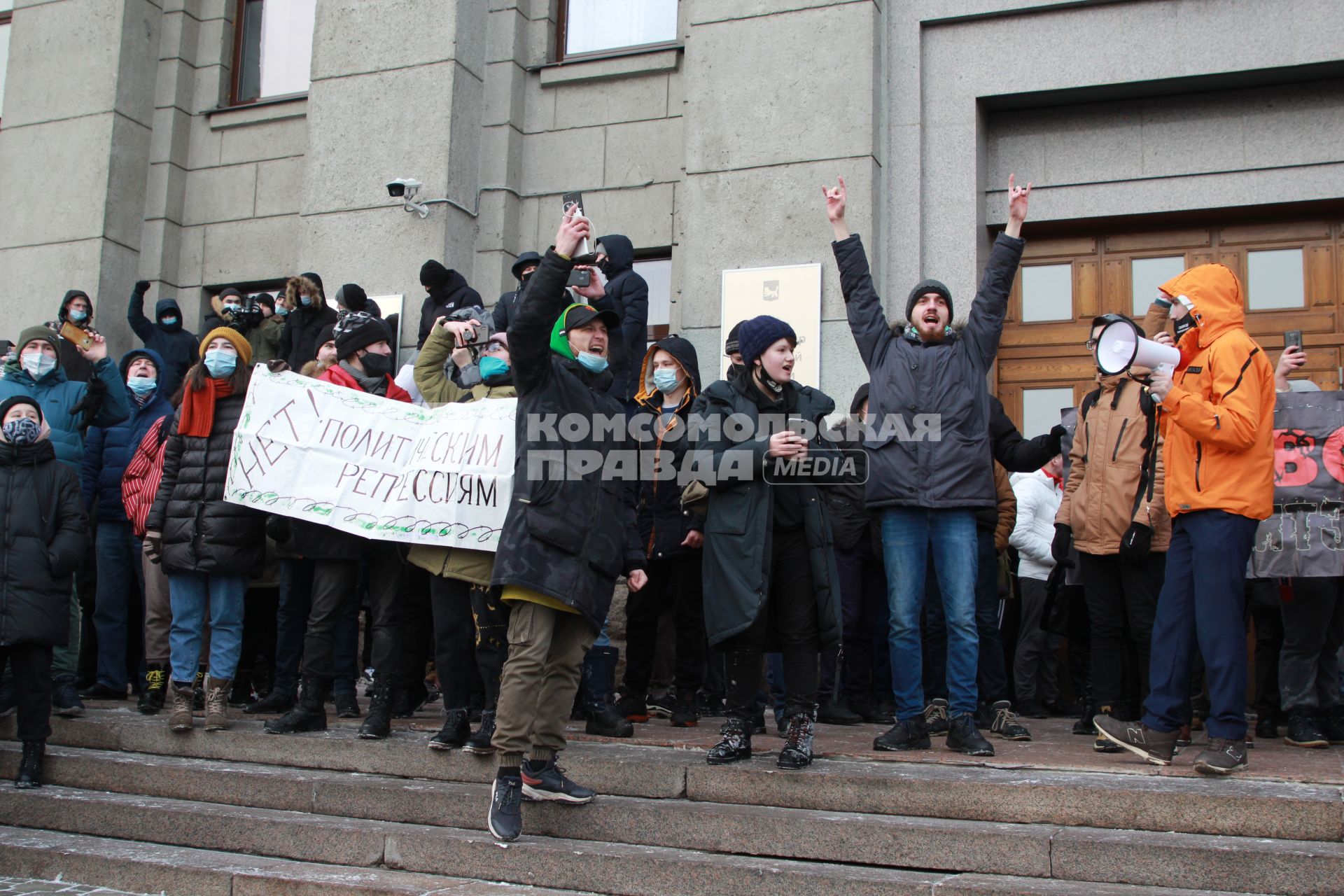 Иркутск. Участники несанкционированной акции в поддержку оппозиционера Алексея Навального у здания Иркутской областной администрации.