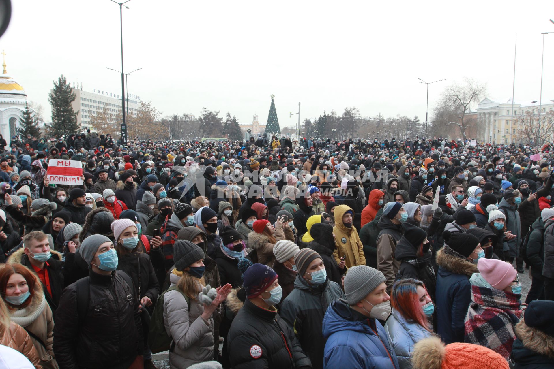 Иркутск. Участники несанкционированной акции в поддержку оппозиционера Алексея Навального  в сквере имени Кирова.