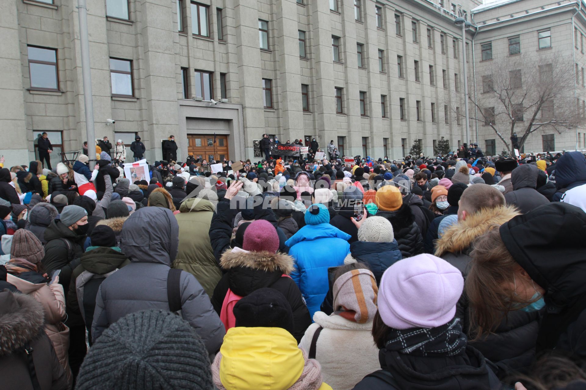 Иркутск. Участники несанкционированной акции в поддержку оппозиционера Алексея Навального у здания Иркутской областной администрации.