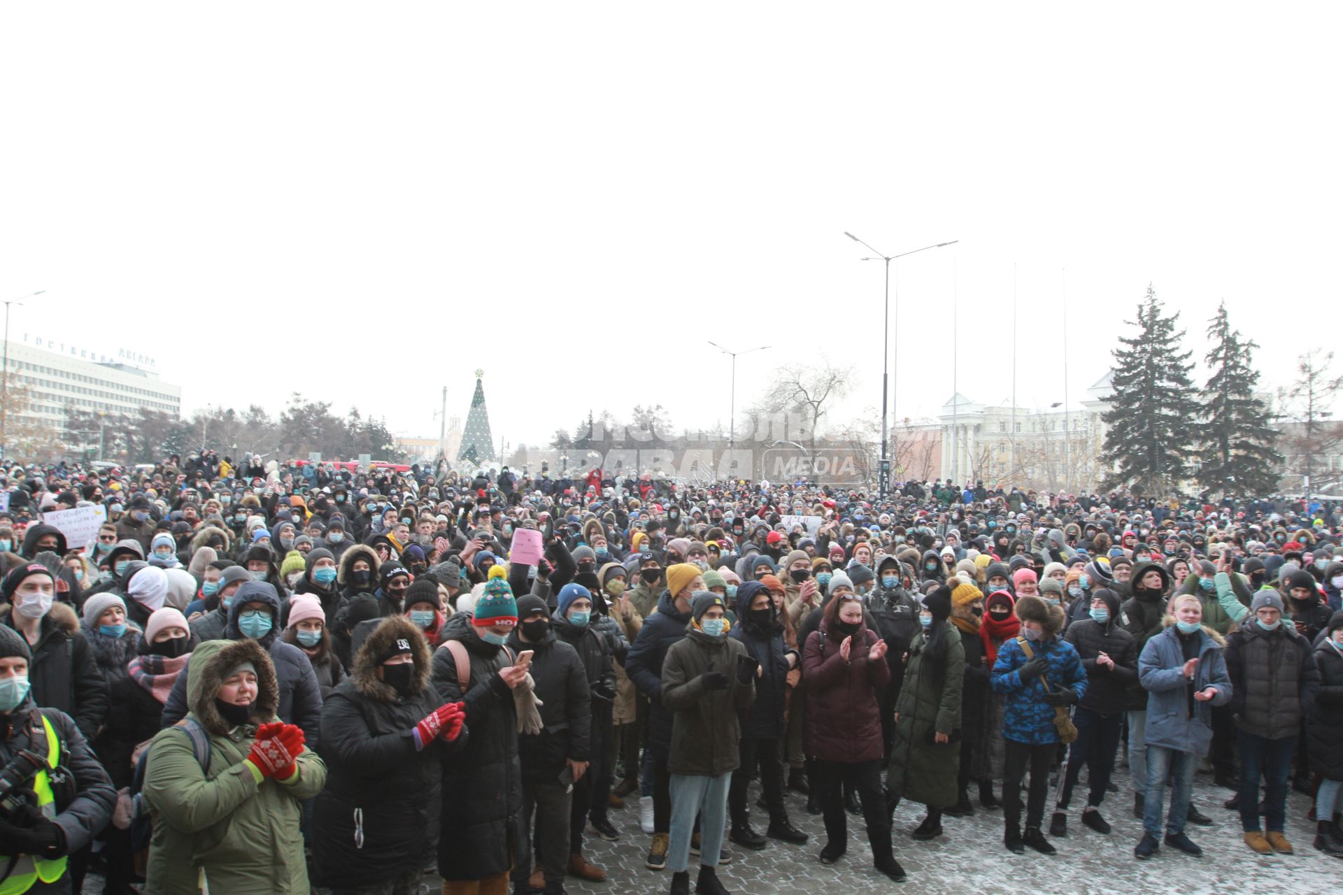 Иркутск. Участники несанкционированной акции в поддержку оппозиционера Алексея Навального  в сквере имени Кирова.