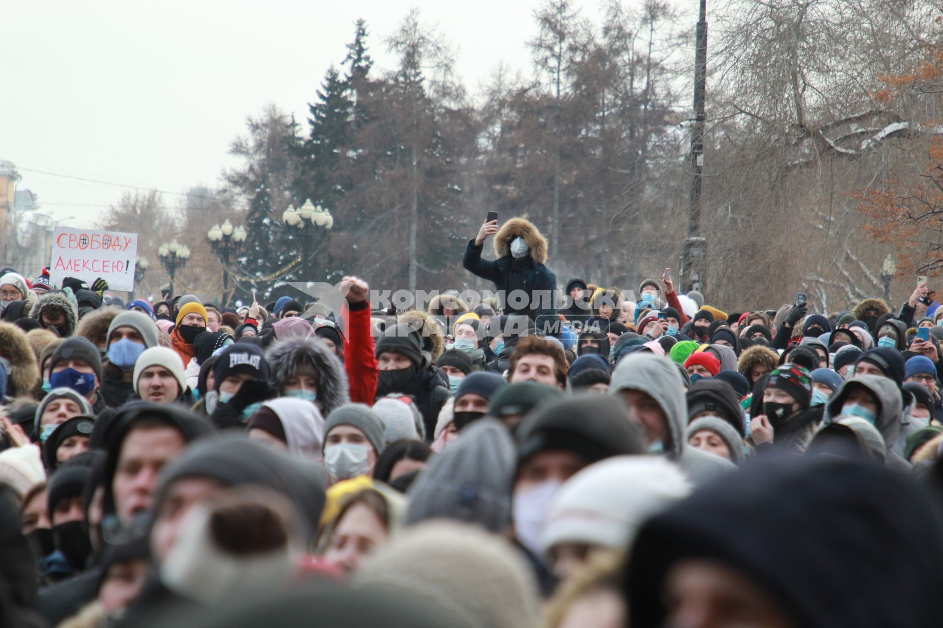 Иркутск. Участники несанкционированной акции в поддержку оппозиционера Алексея Навального  в сквере имени Кирова.