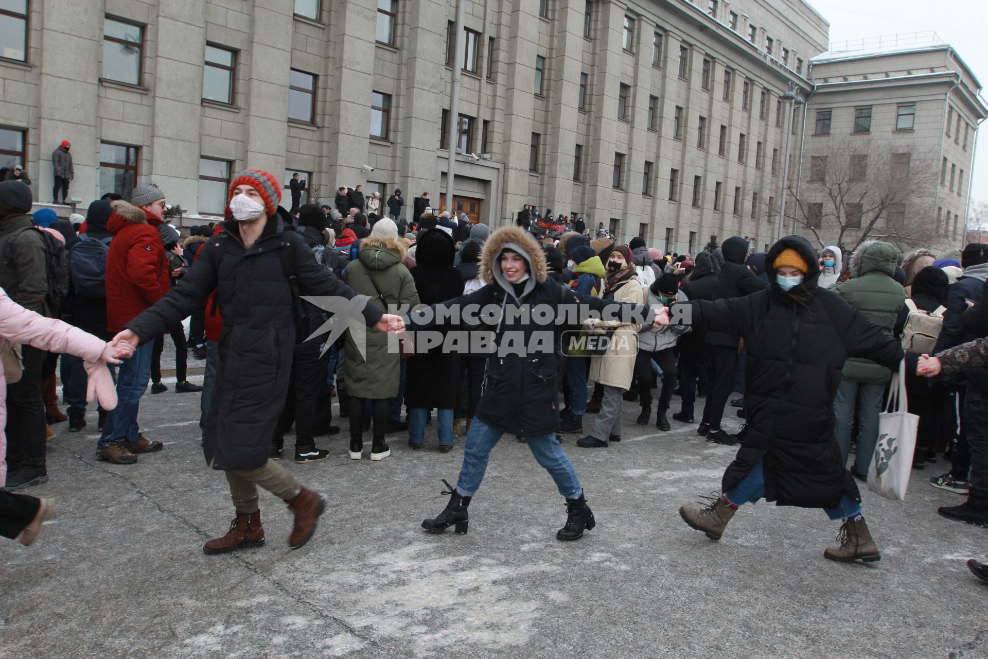 Иркутск. Участники несанкционированной акции в поддержку оппозиционера Алексея Навального у здания Иркутской областной администрации.