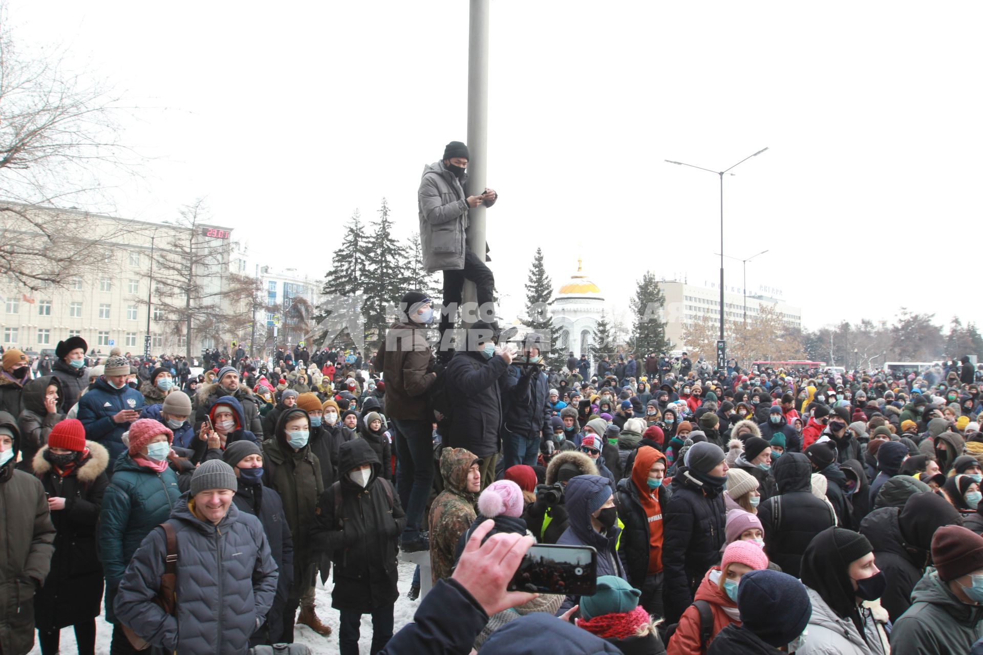 Иркутск. Участники несанкционированной акции в поддержку оппозиционера Алексея Навального  в сквере имени Кирова.