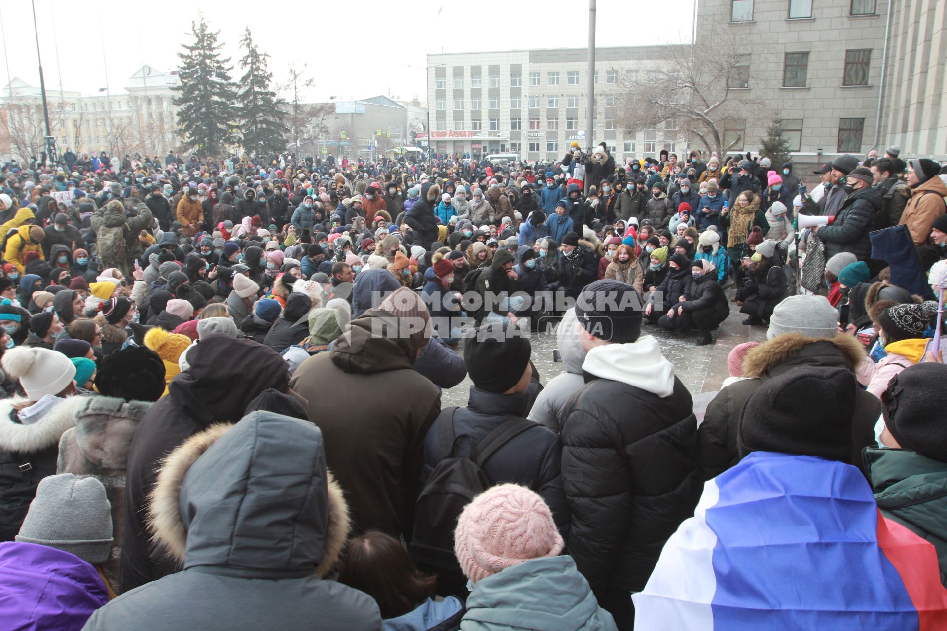Иркутск. Участники несанкционированной акции в поддержку оппозиционера Алексея Навального у здания Иркутской областной администрации.