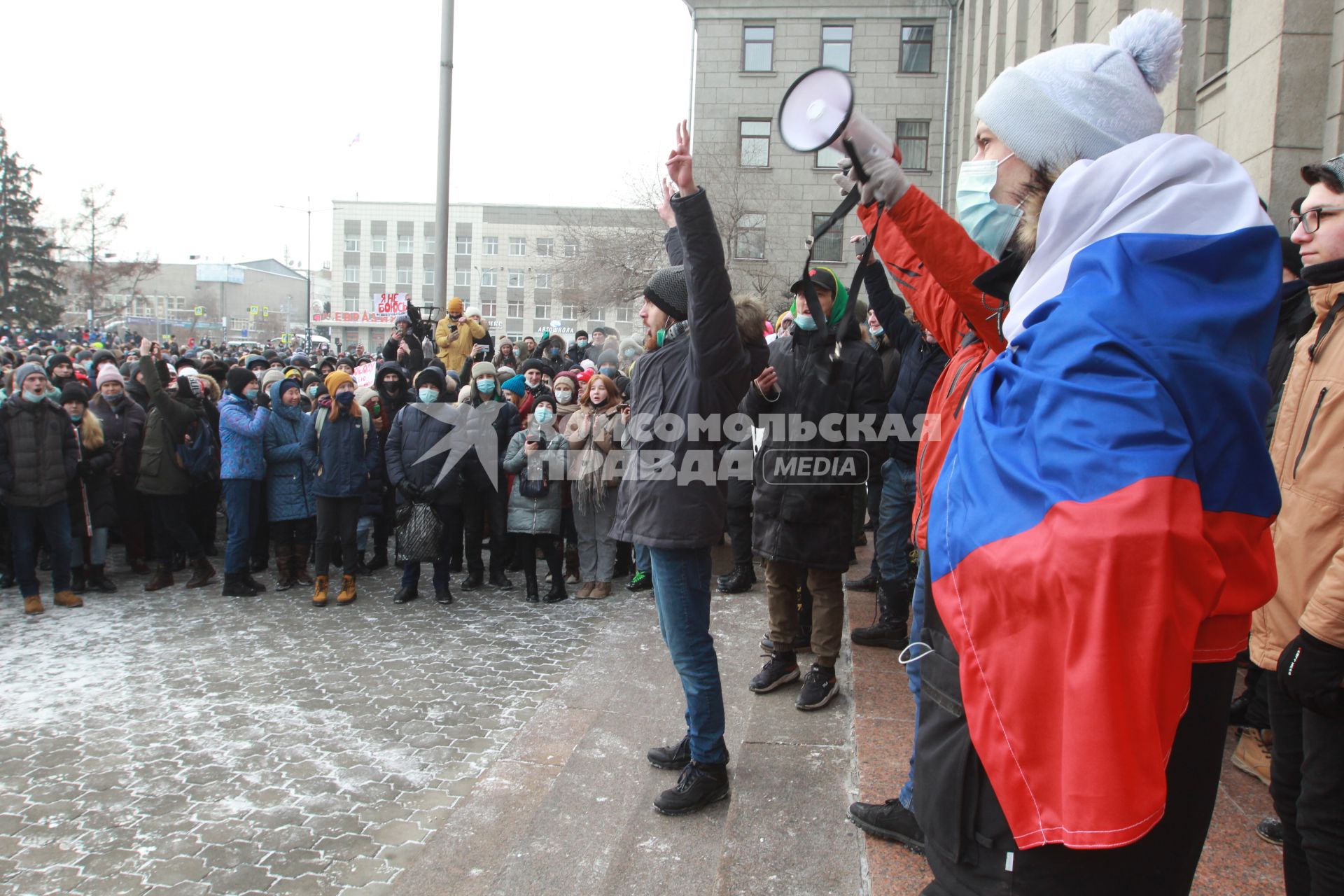 Иркутск. Участники несанкционированной акции в поддержку оппозиционера Алексея Навального у здания Иркутской областной администрации.