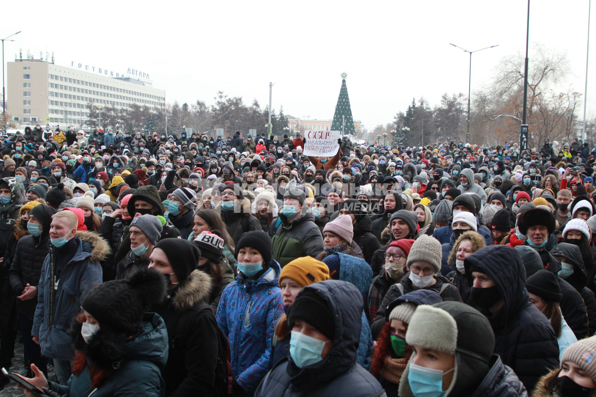 Иркутск. Участники несанкционированной акции в поддержку оппозиционера Алексея Навального  в сквере имени Кирова.