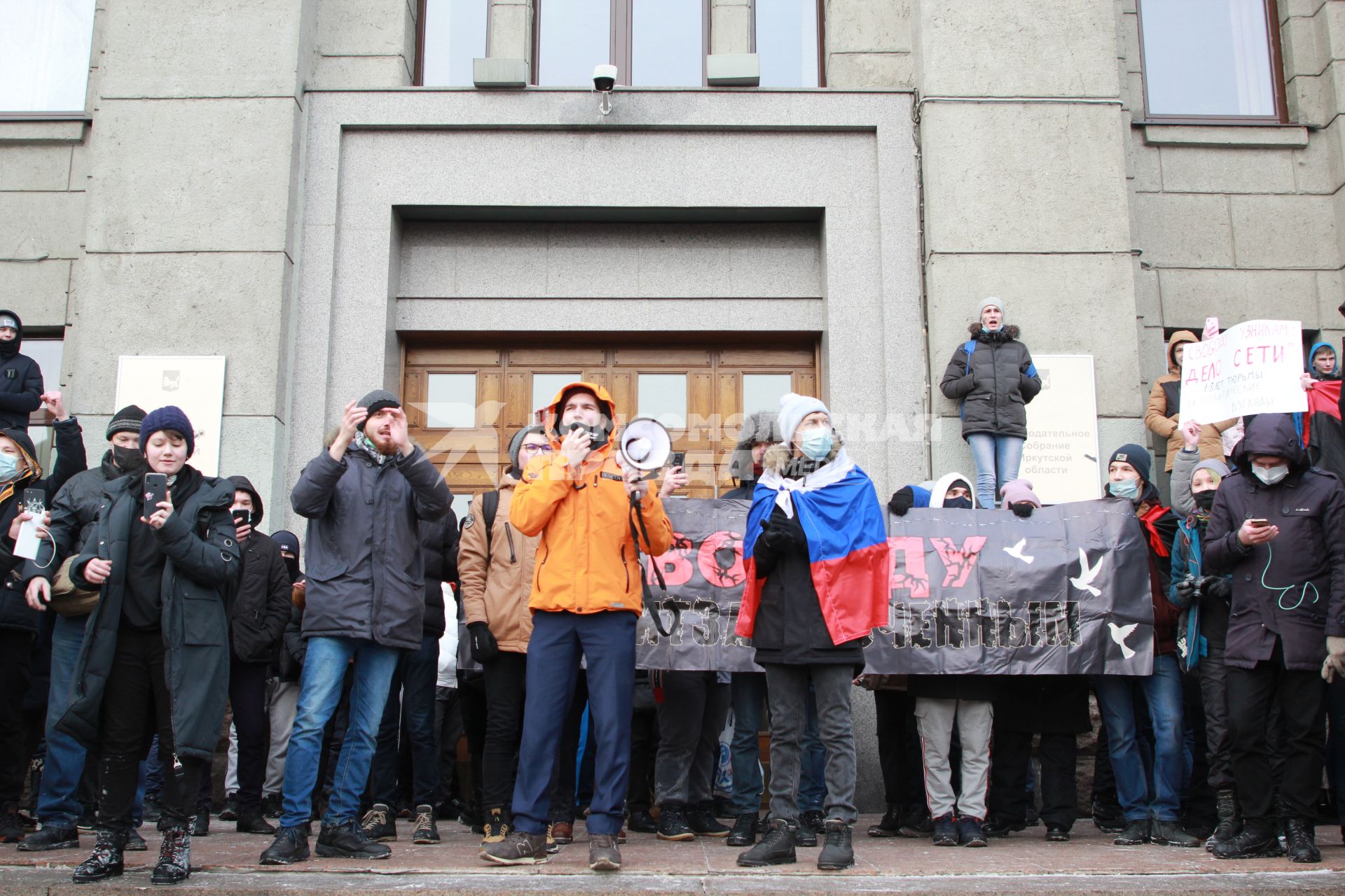 Иркутск. Участники несанкционированной акции в поддержку оппозиционера Алексея Навального у здания Иркутской областной администрации.