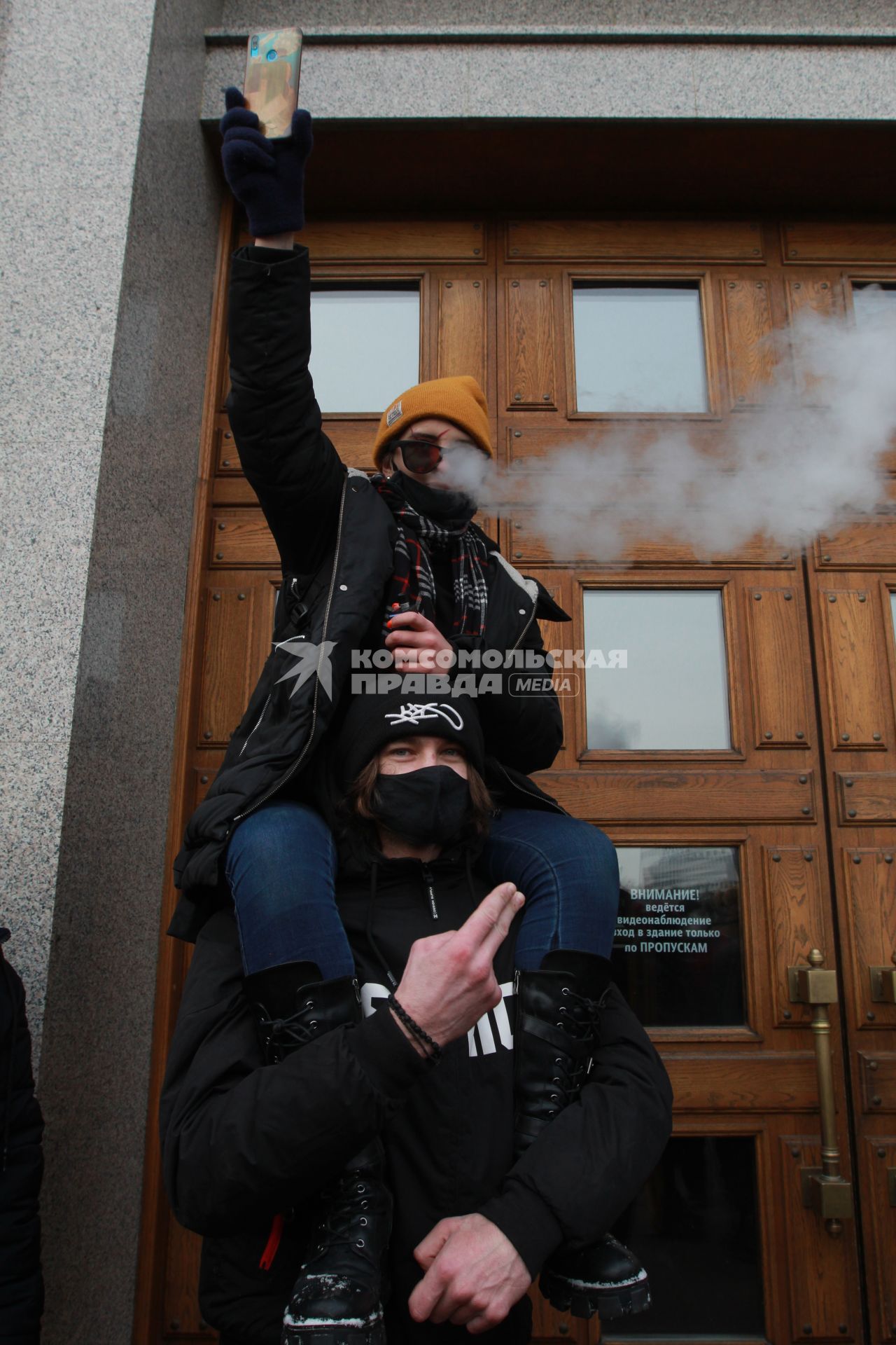 Иркутск. Участники несанкционированной акции в поддержку оппозиционера Алексея Навального у здания Иркутской областной администрации.