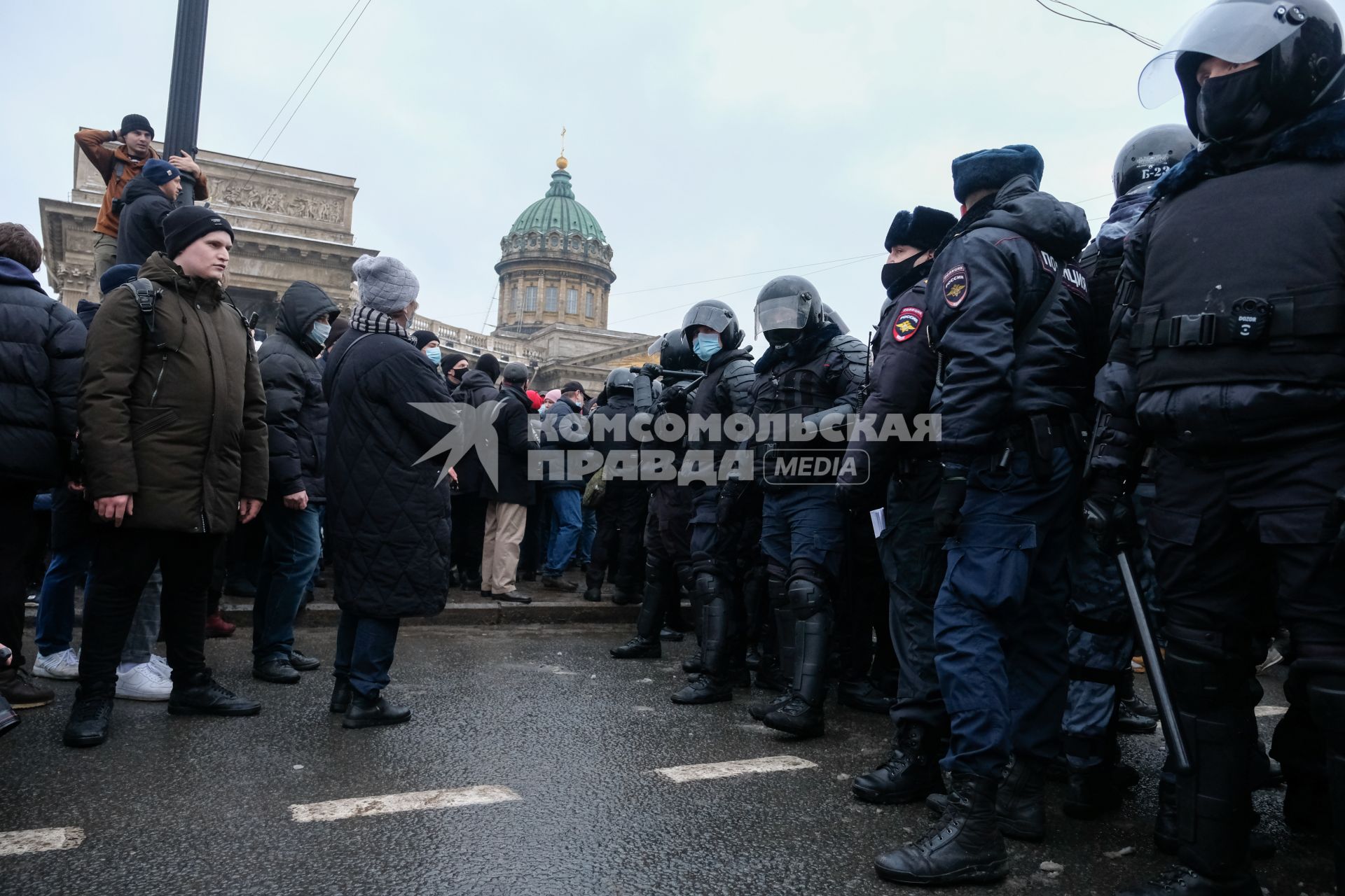 Санкт-Петербург. Сотрудники правоохранительных органов и участники несанкционированной акции в поддержку оппозиционера Алексея Навального в центре города.