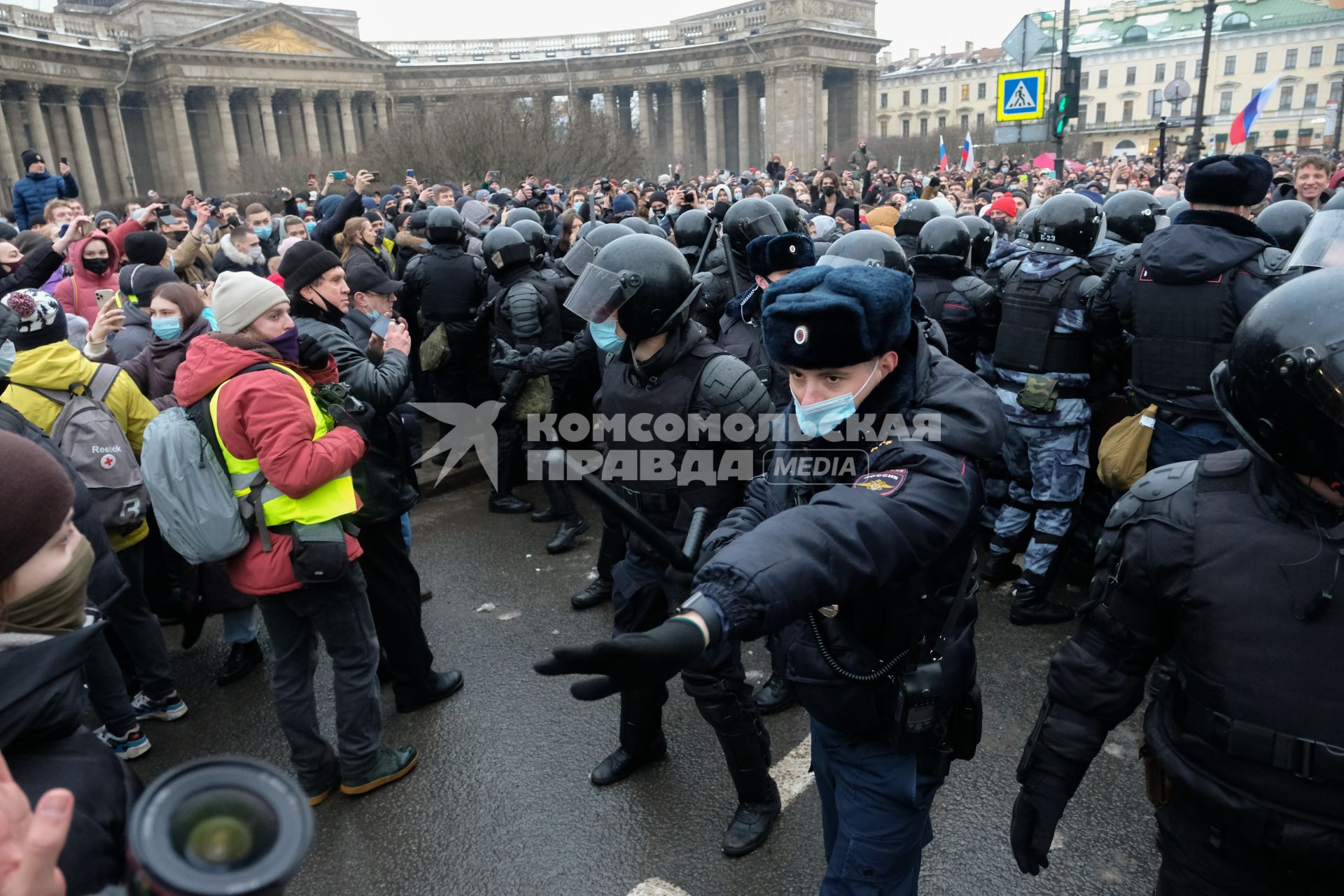 Санкт-Петербург. Сотрудники правоохранительных органов и участники несанкционированной акции в поддержку оппозиционера Алексея Навального в центре города.