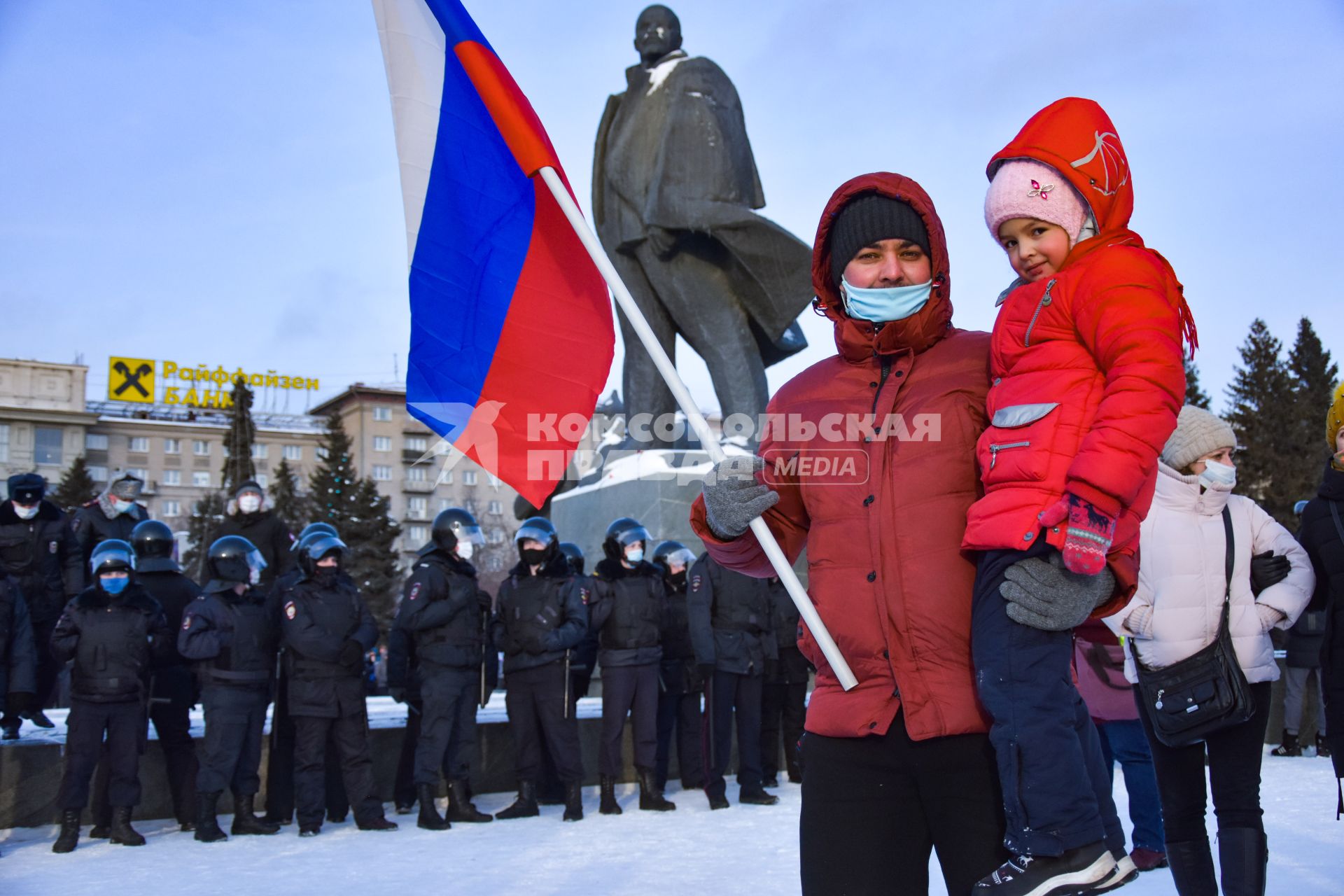 Новосибирск. Сотрудники правоохранительных органов и участники несанкционированной акции в поддержку оппозиционера Алексея Навального на площади Ленина.