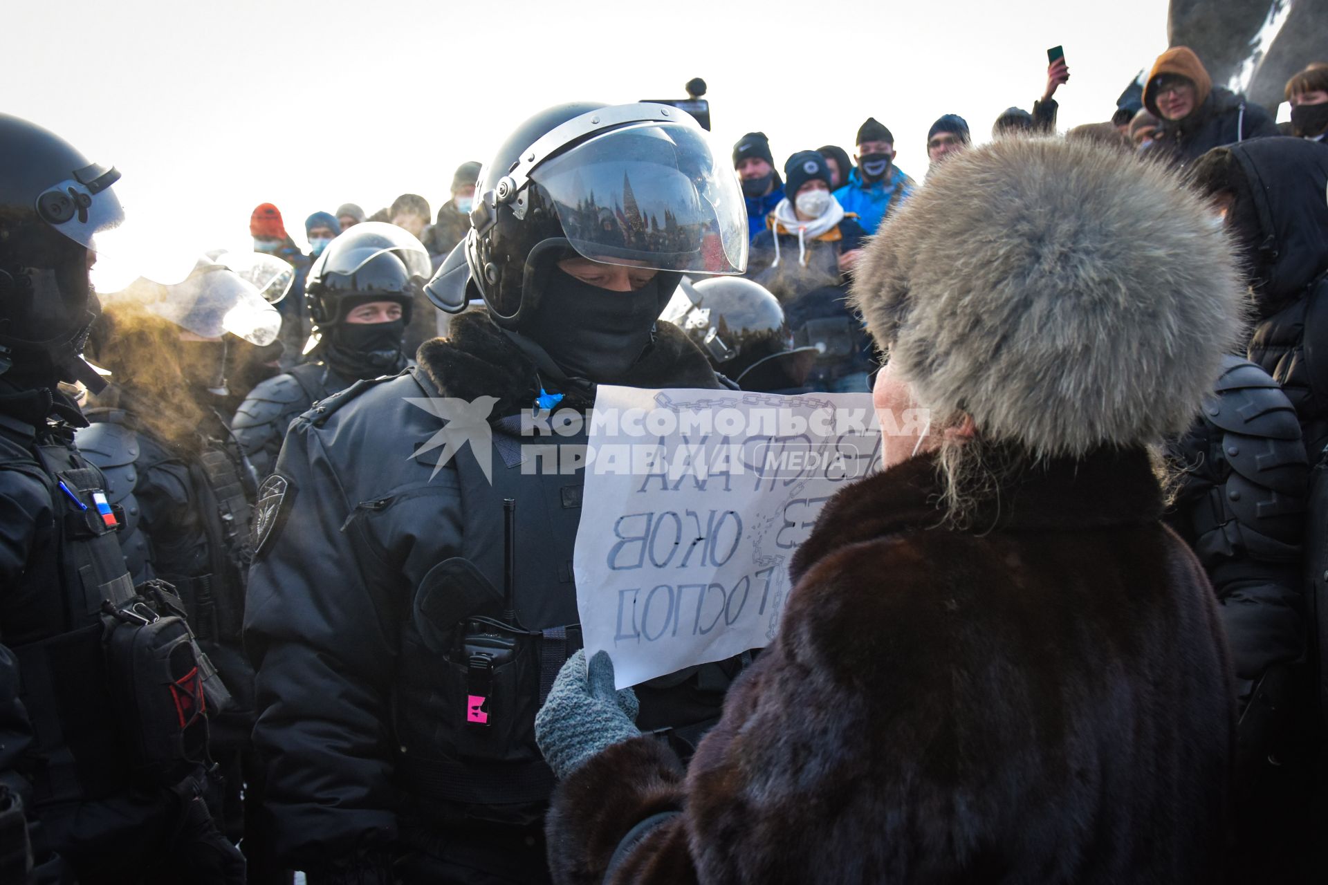 Новосибирск. Сотрудники правоохранительных органов и участники несанкционированной акции в поддержку оппозиционера Алексея Навального на площади Ленина.