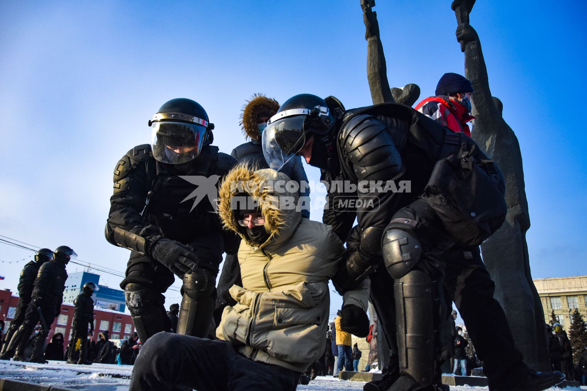 Новосибирск. Сотрудники правоохранительных органов задерживают участника несанкционированной акции в поддержку оппозиционера Алексея Навального на площади Ленина.