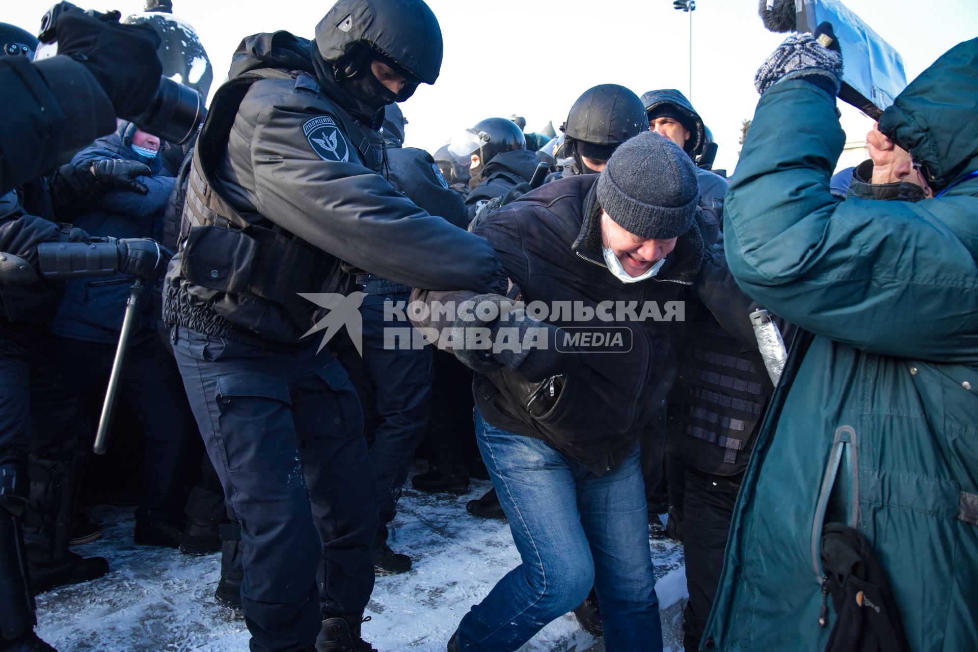 Новосибирск. Сотрудники правоохранительных органов задерживают участника несанкционированной акции в поддержку оппозиционера Алексея Навального на площади Ленина.