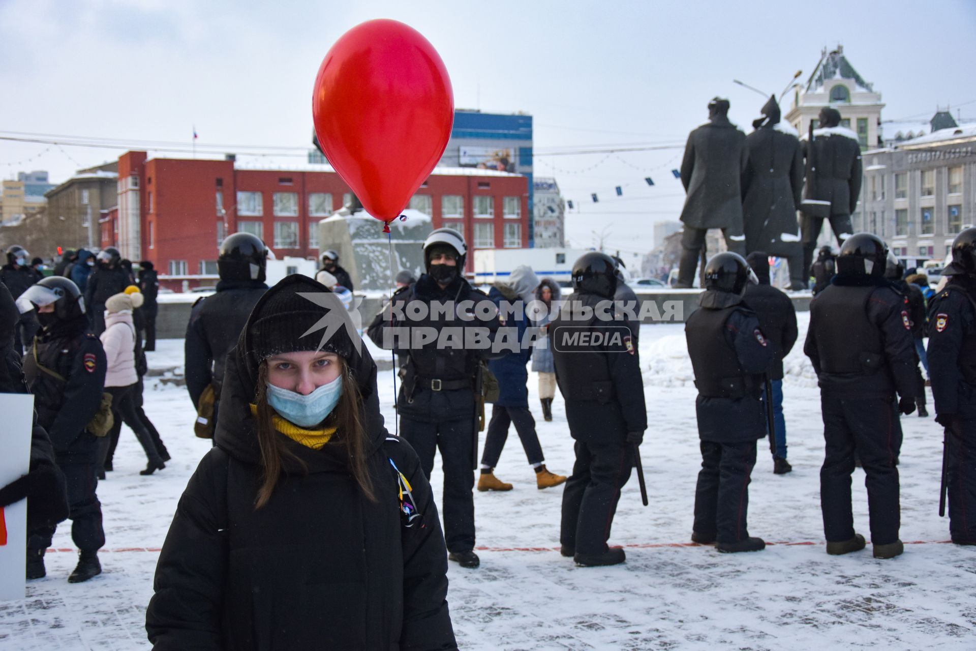 Новосибирск. Сотрудники правоохранительных органов и участники несанкционированной акции в поддержку оппозиционера Алексея Навального на площади Ленина.