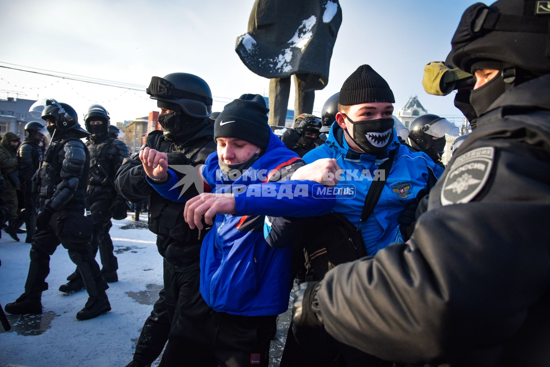 Новосибирск. Сотрудники правоохранительных органов задерживают участников несанкционированной акции в поддержку оппозиционера Алексея Навального на площади Ленина.