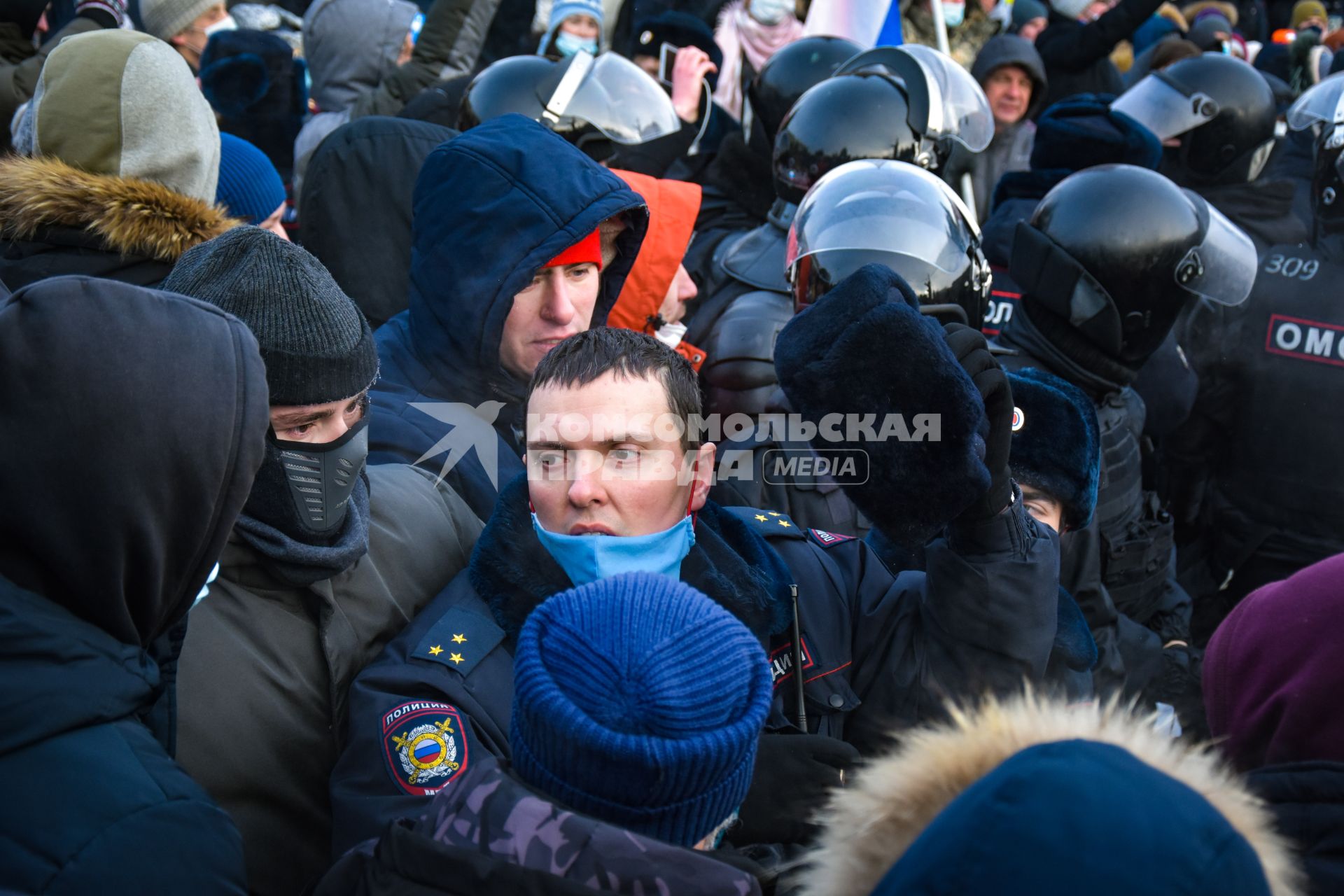 Новосибирск. Сотрудники правоохранительных органов и участники несанкционированной акции в поддержку оппозиционера Алексея Навального на площади Ленина.