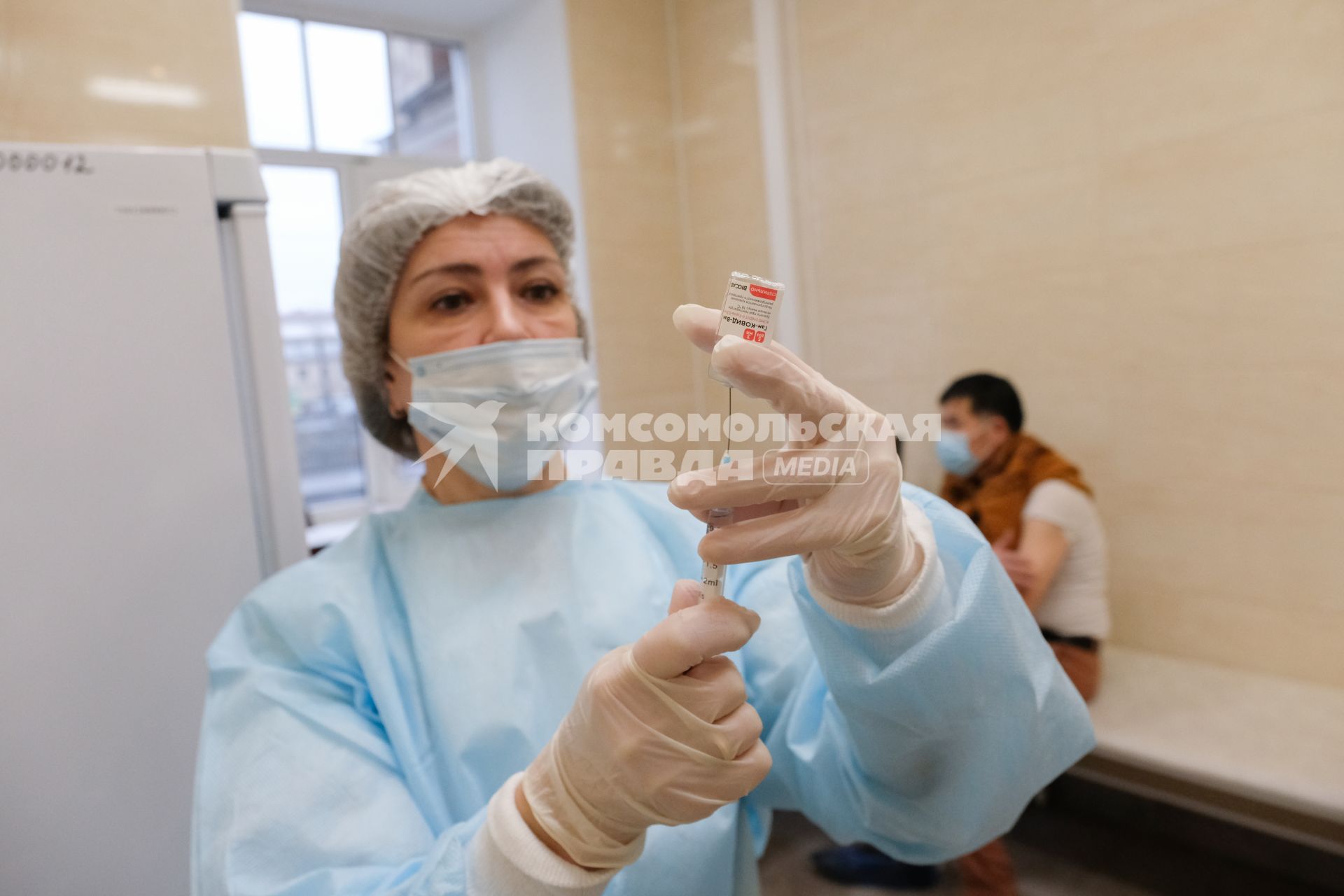 Санкт-Петербург. Медсестра набирает в шприц вакцину `Гам-Ковид-Вак` от коронавирусной инфекции в поликлинике.