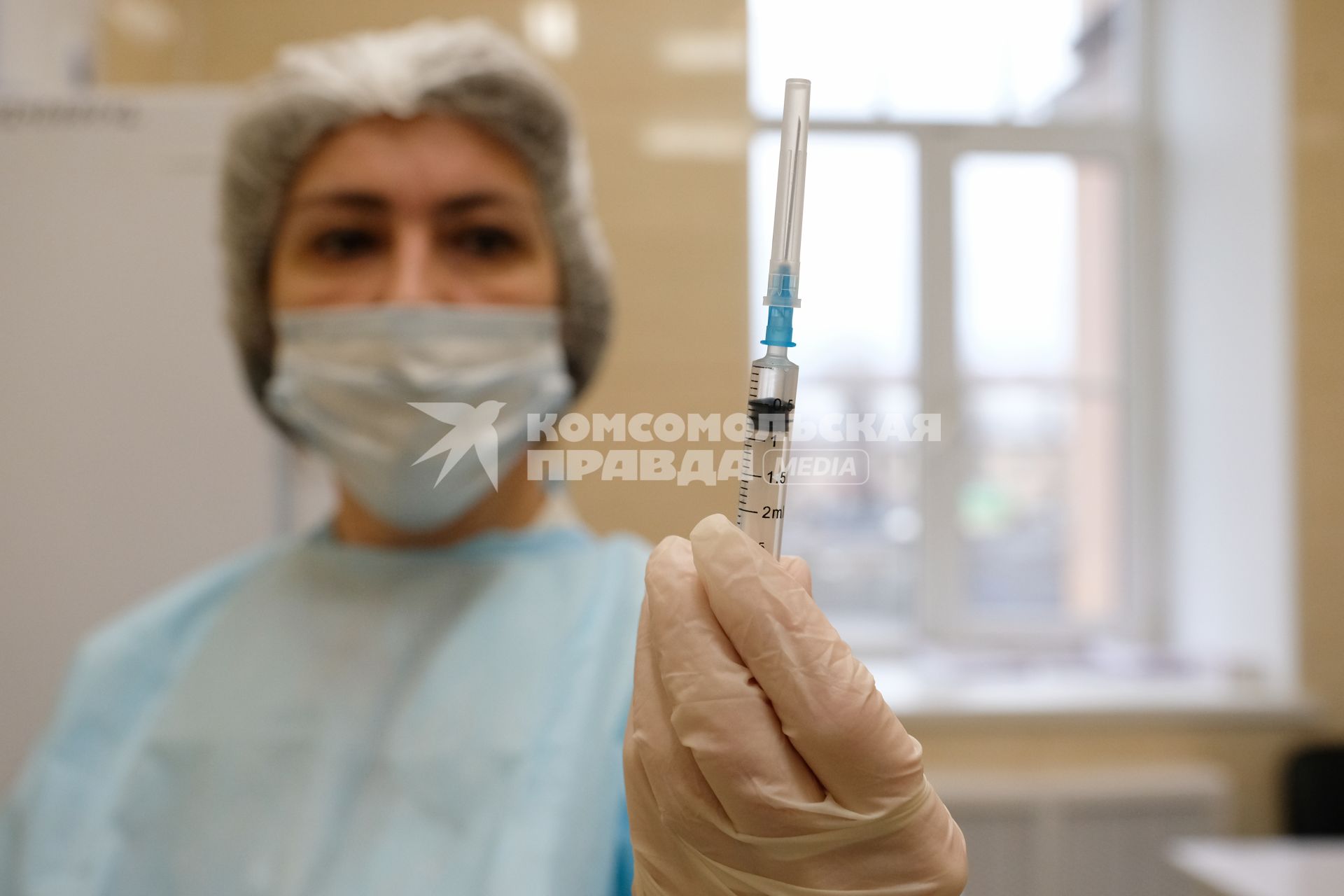 Санкт-Петербург. Медсестра показывает шприц с вакциной `Гам-Ковид-Вак` от коронавирусной инфекции в поликлинике.