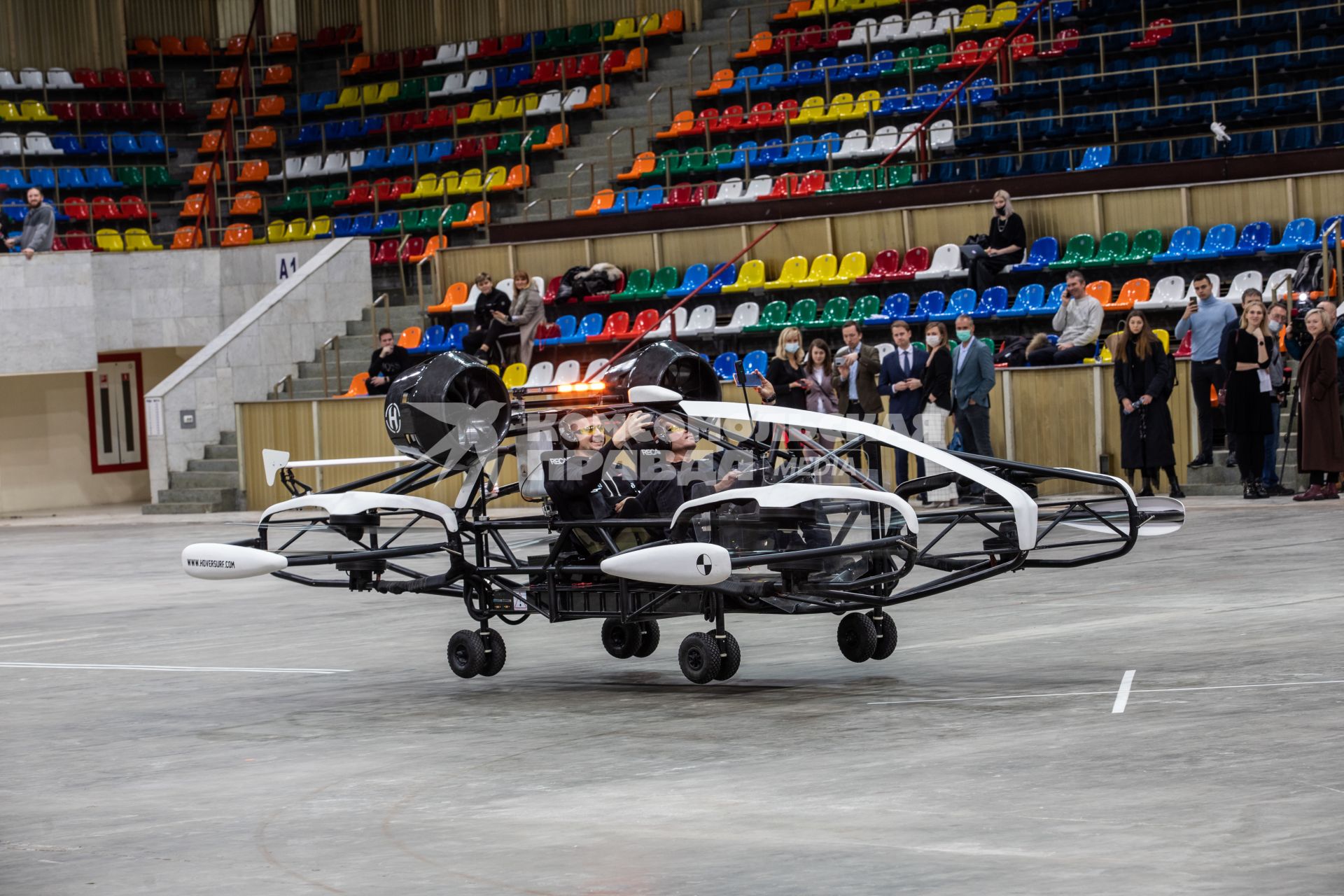 Москва.  Пассажиры во время тестирования летающего такси Hover на Малой спортивной арене СК `Лужники`.