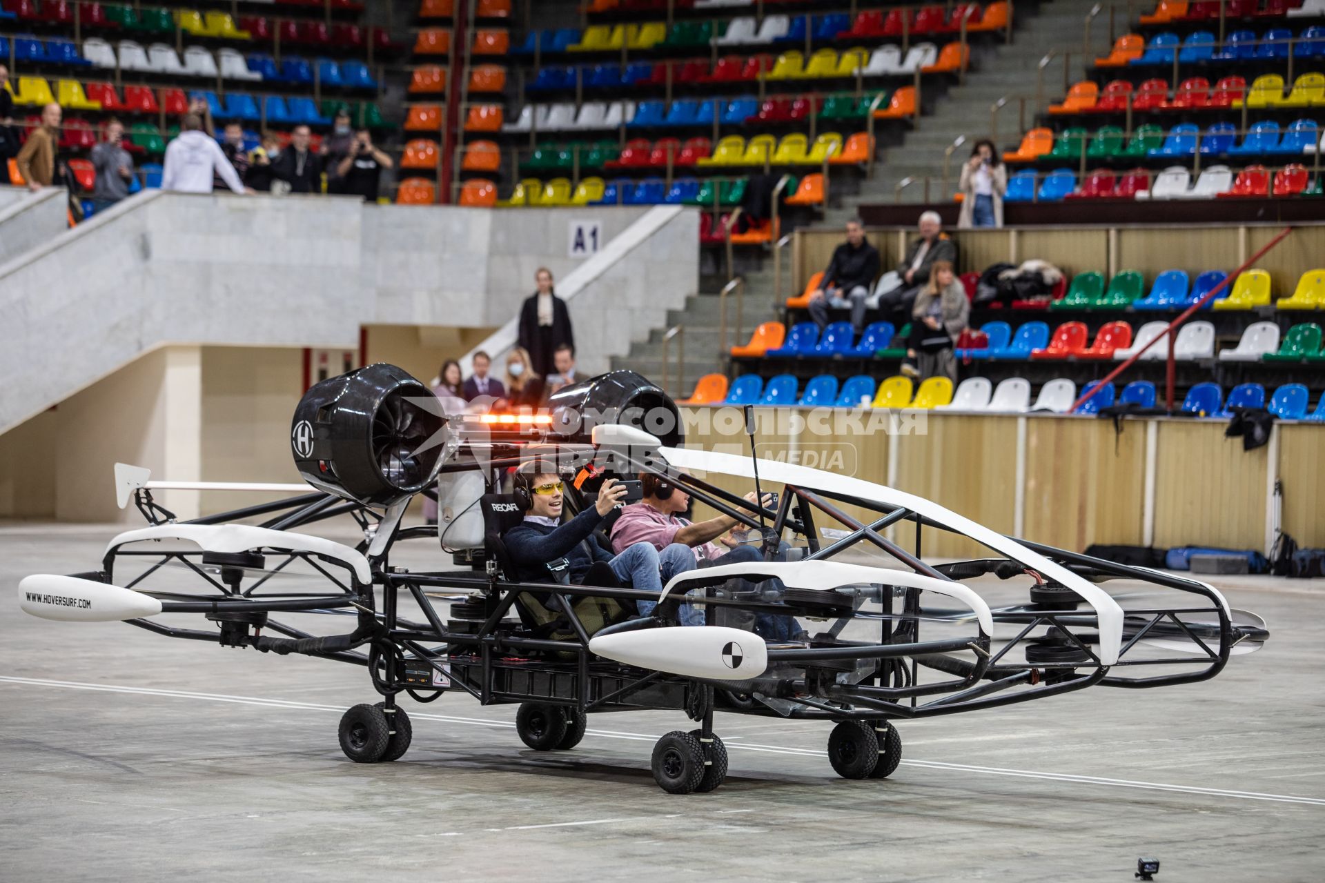 Москва.  Пассажиры во время тестирования летающего такси Hover на Малой спортивной арене СК `Лужники`.