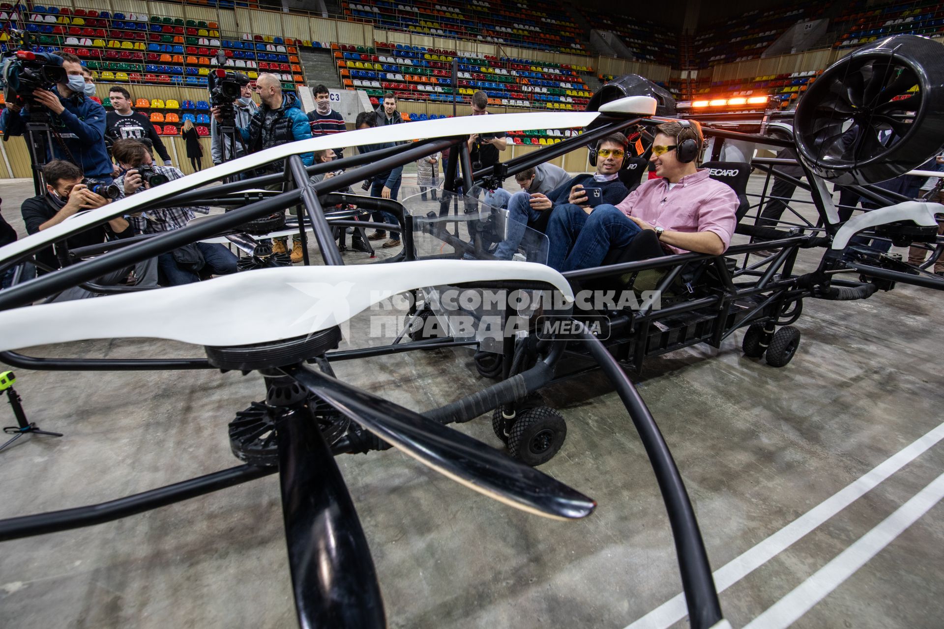 Москва.  Пассажиры во время тестирования летающего такси Hover на Малой спортивной арене СК `Лужники`.