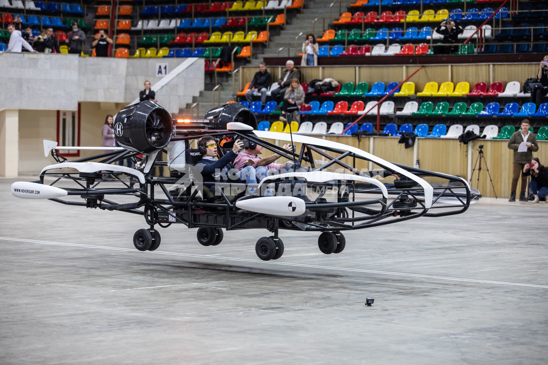 Москва.  Пассажиры во время тестирования летающего такси Hover на Малой спортивной арене СК `Лужники`.