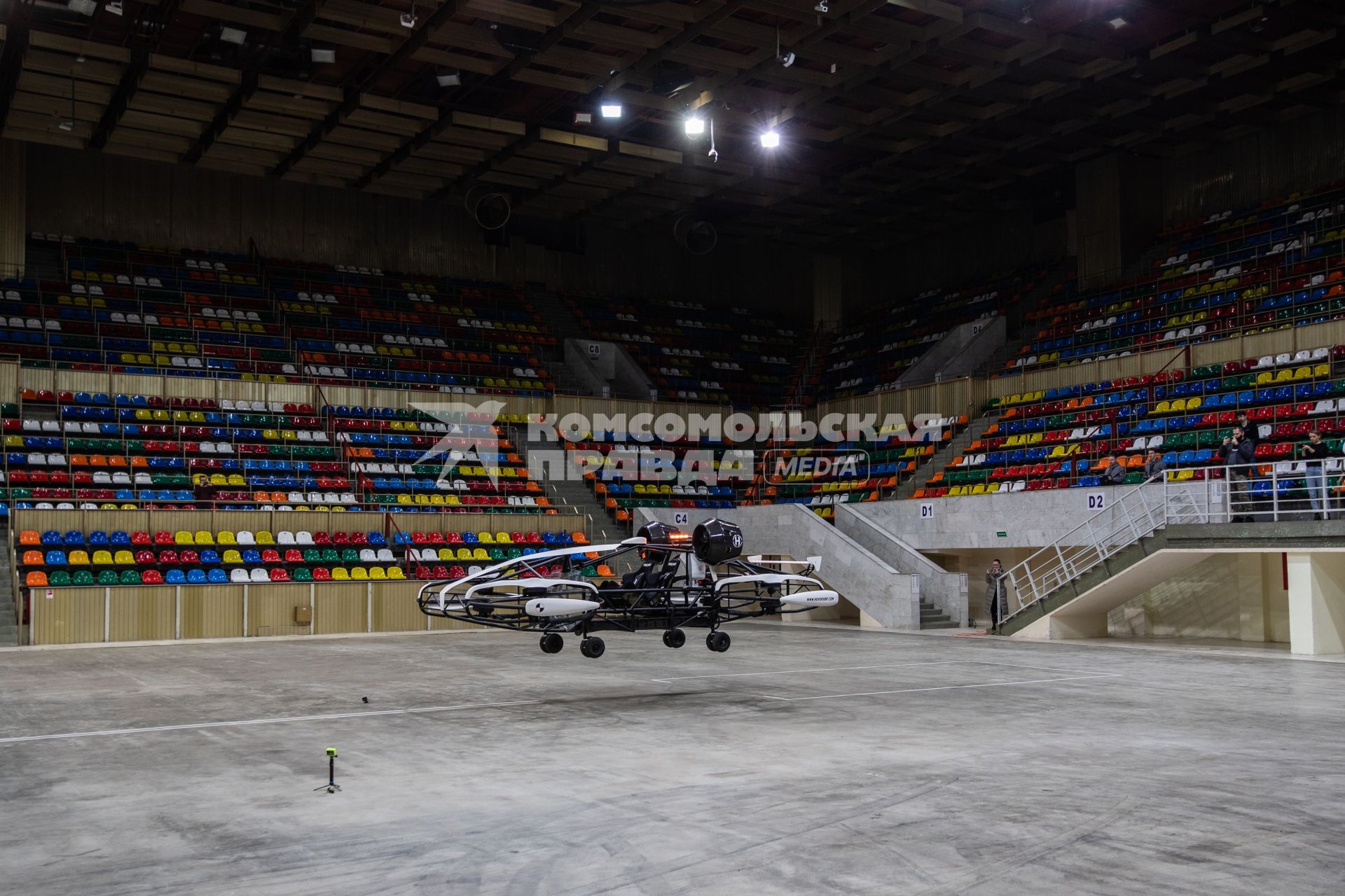 Москва.  Тестирование летающего такси Hover на Малой спортивной арене СК `Лужники`.