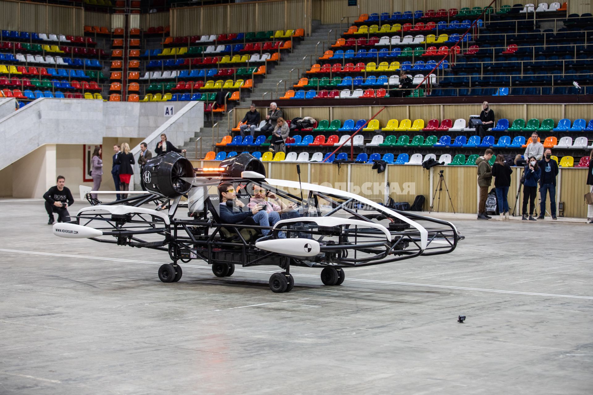 Москва.  Пассажиры во время тестирования летающего такси Hover на Малой спортивной арене СК `Лужники`.