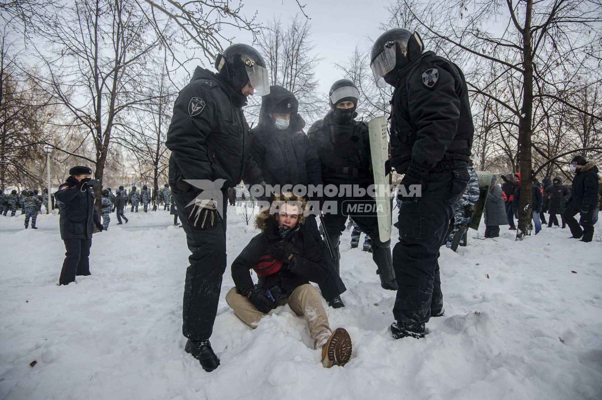 Екатеринбург. Сотрудники полиции задерживают участника несанкционированного митинга в поддержку оппозиционера Алексея Навального в сквере у Драматического театра