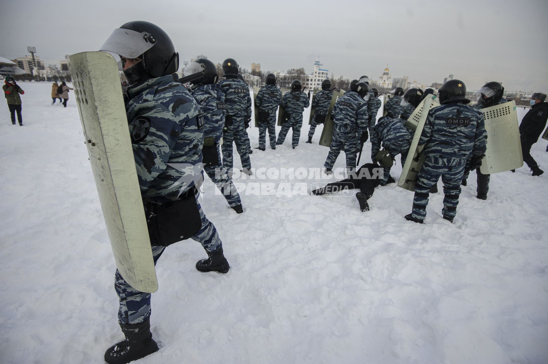 Екатеринбург. Сотрудники полиции задерживают участников несанкционированного митинга в поддержку оппозиционера Алексея Навального в сквере у Драматического театра, напротив дома правительства Свердловской области