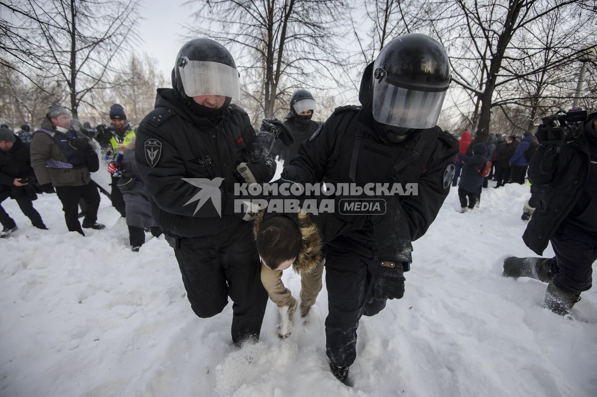 Екатеринбург. Сотрудники полиции задерживают участника несанкционированного митинга в поддержку оппозиционера Алексея Навального в сквере у Драматического театра