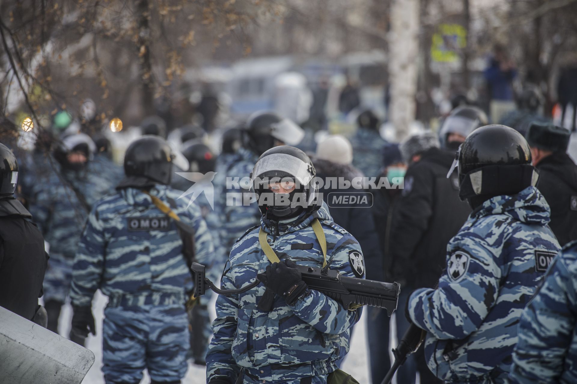 Екатеринбург. Сотрудники полиции и ОМОН во время разгона участников несанкционированного митинга в поддержку оппозиционера Алексея Навального из сквера у Драматического театра